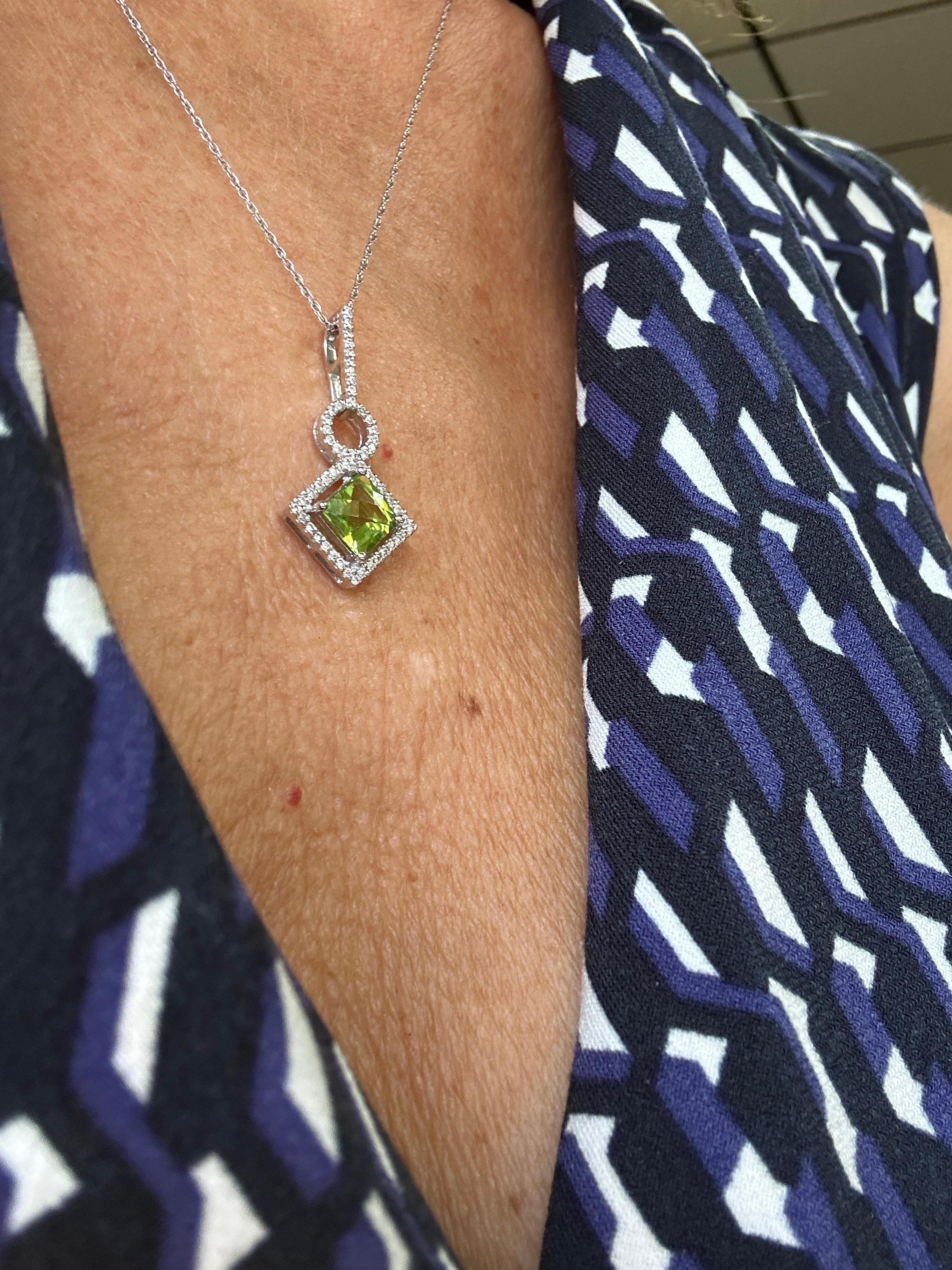 14 Karat Weißgold Peridot Halo Diamant 1,00 Karat Anhänger im Angebot 1