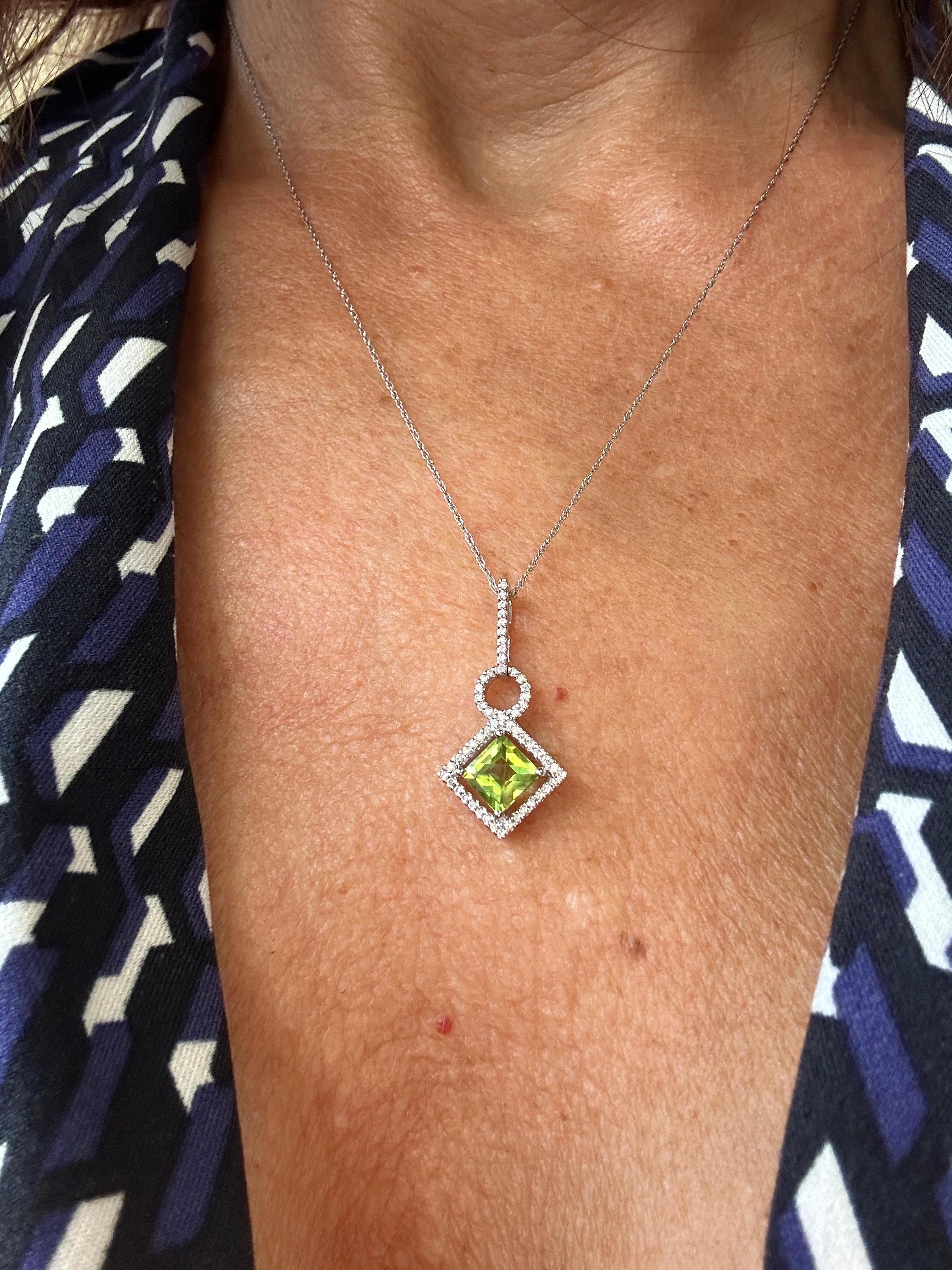 14 Karat Weißgold Peridot Halo Diamant 1,00 Karat Anhänger im Angebot 2