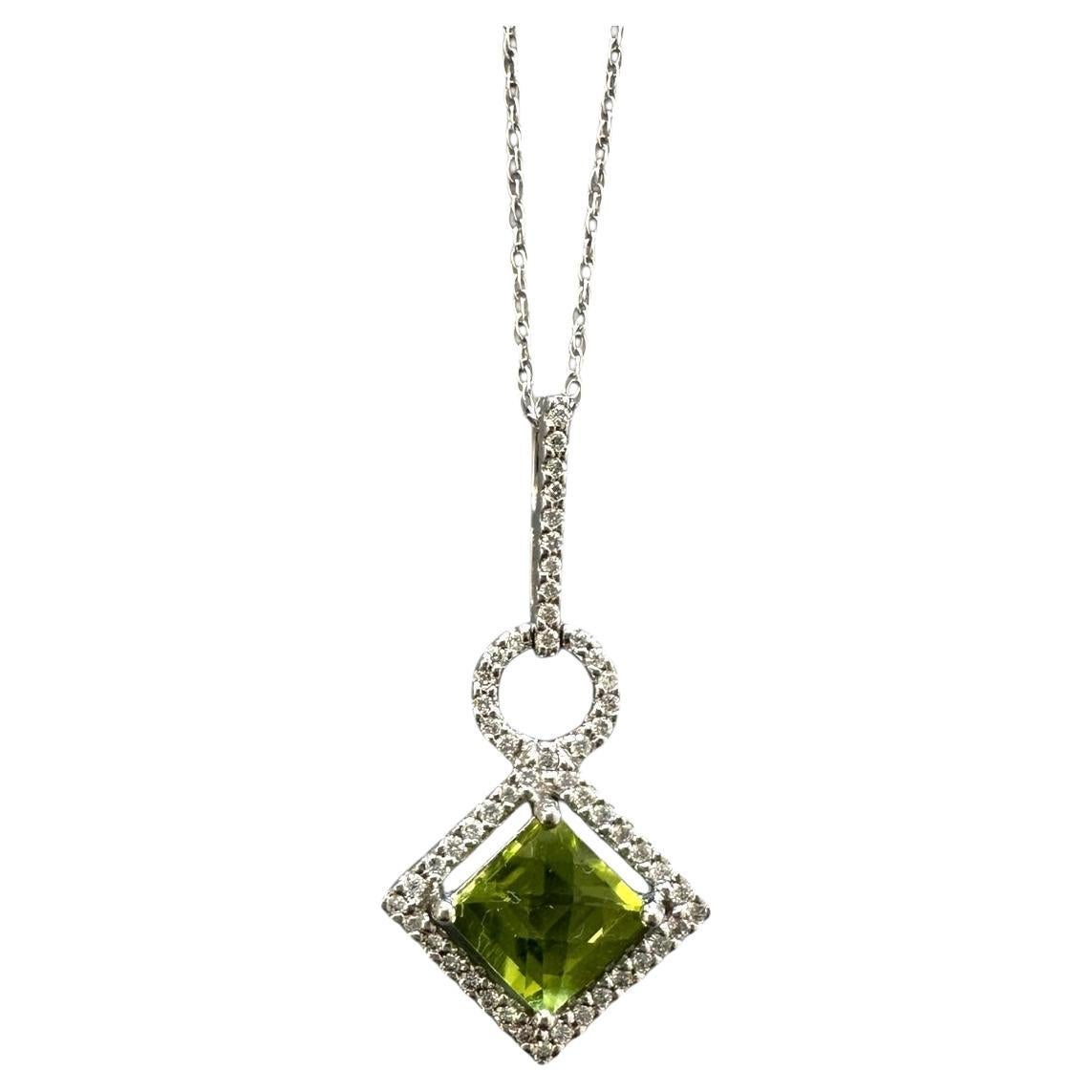 Pendentif en or blanc 14 carats péridot halo diamant 1,00 carat