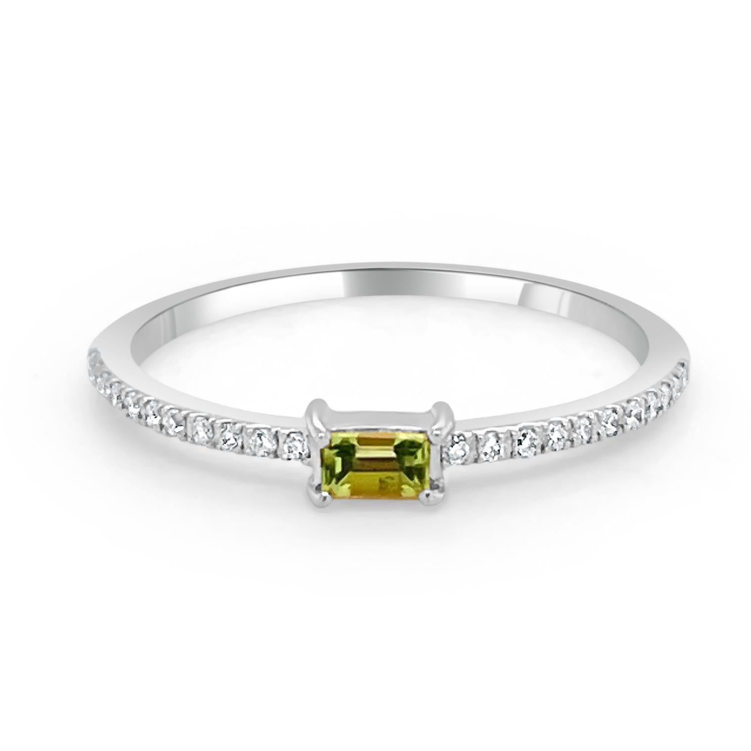 Charmantes und schwer fassbares Design - Dieser stapelbare Ring besteht aus einem 14-karätigen Goldband, einem baguettförmigen, wunderschönen Peridot von ca. 0,16 ct und runden Diamanten von ca. 0,09 ct. 
Maße für die Ringgröße: Die Fingergröße des
