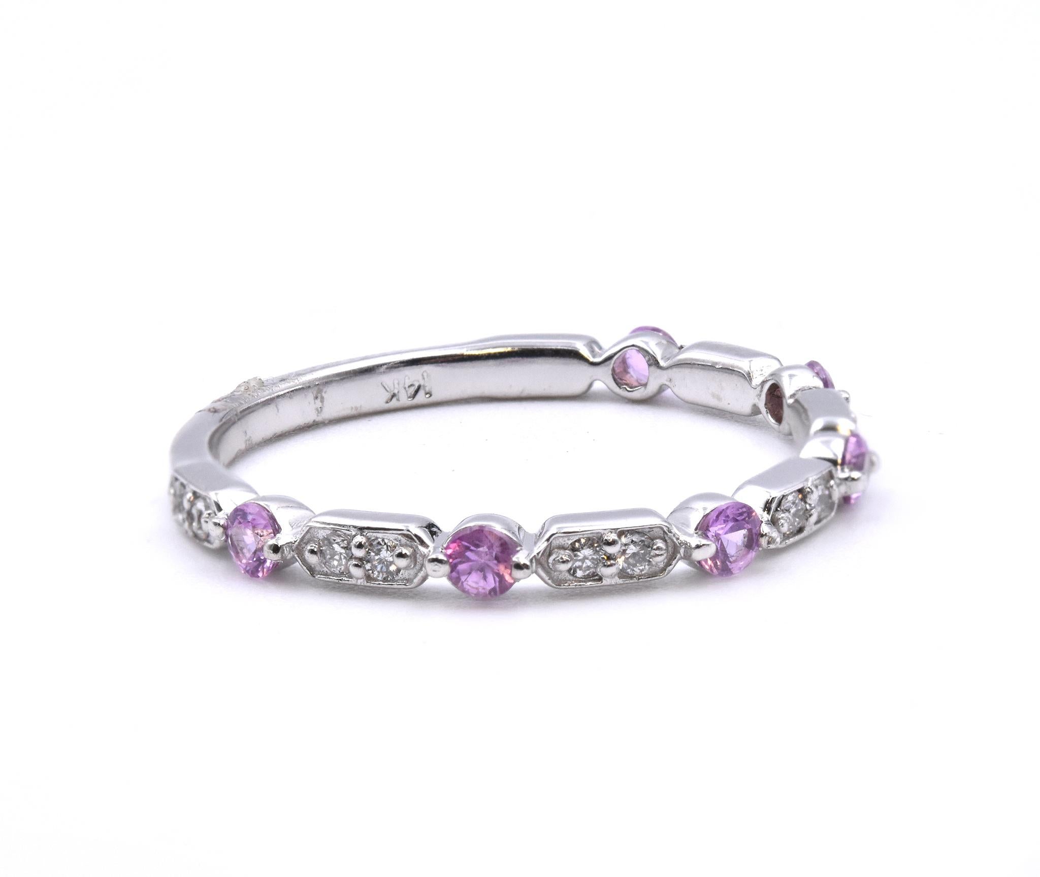 Designer: personalizzato
Materiale: oro bianco 14k
Diamanti: 14 tagli rotondi = .11cttw
Colore: G
Chiarezza: VS
Zaffiro rosa: 6 tagli rotondi = .28cttw
Taglia: 7 (si prega di prevedere due giorni di spedizione in più per le richieste di taglia) 
