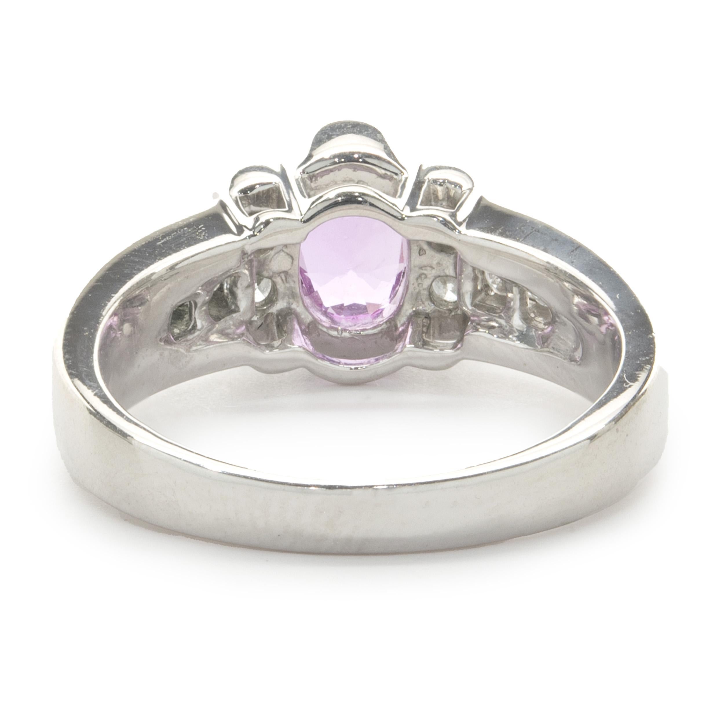 14 Karat Weißgold Ring mit rosa Saphiren und Diamanten (Ovalschliff) im Angebot