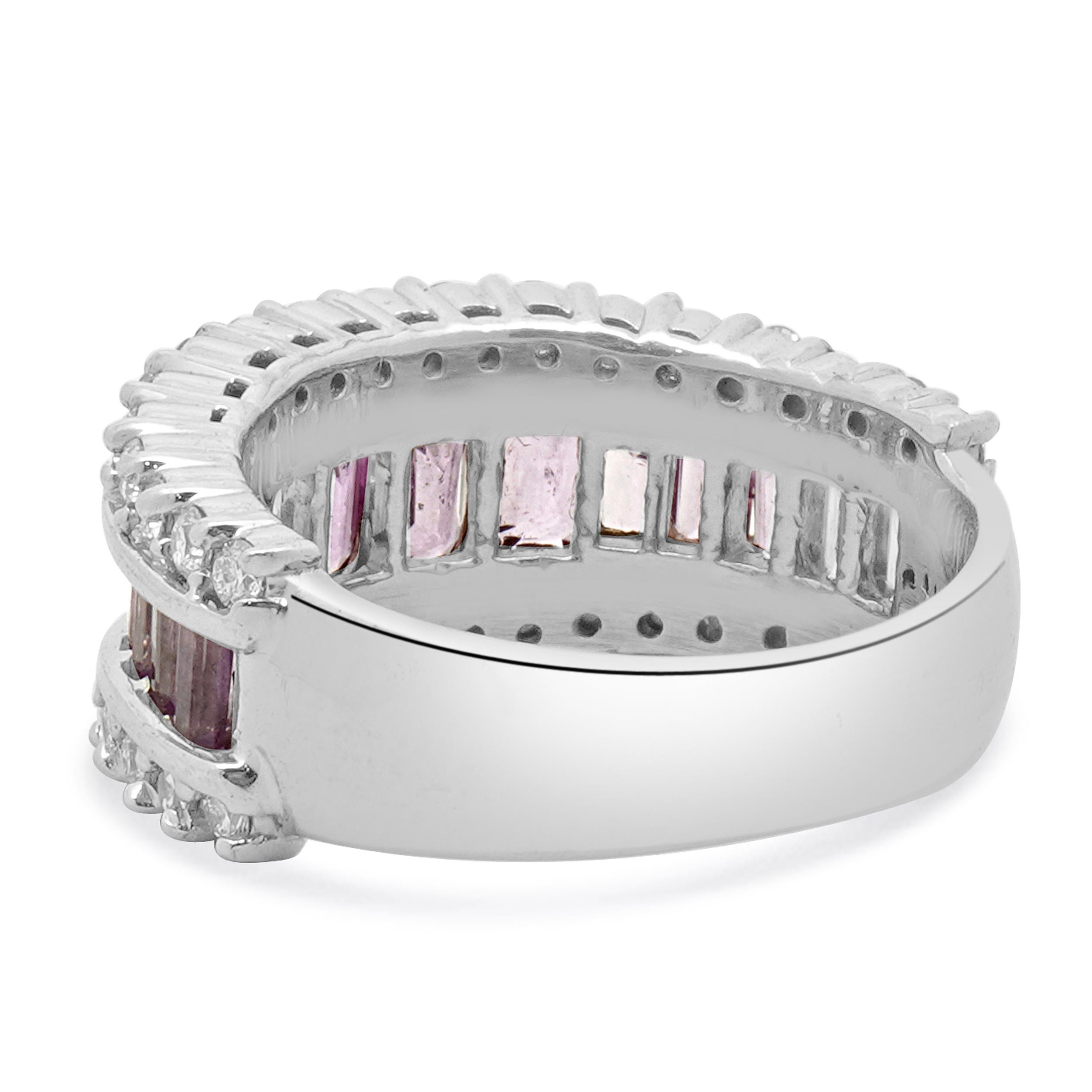 Taglio baguette Anello a tre file di zaffiri rosa e diamanti in oro bianco 14 carati in vendita