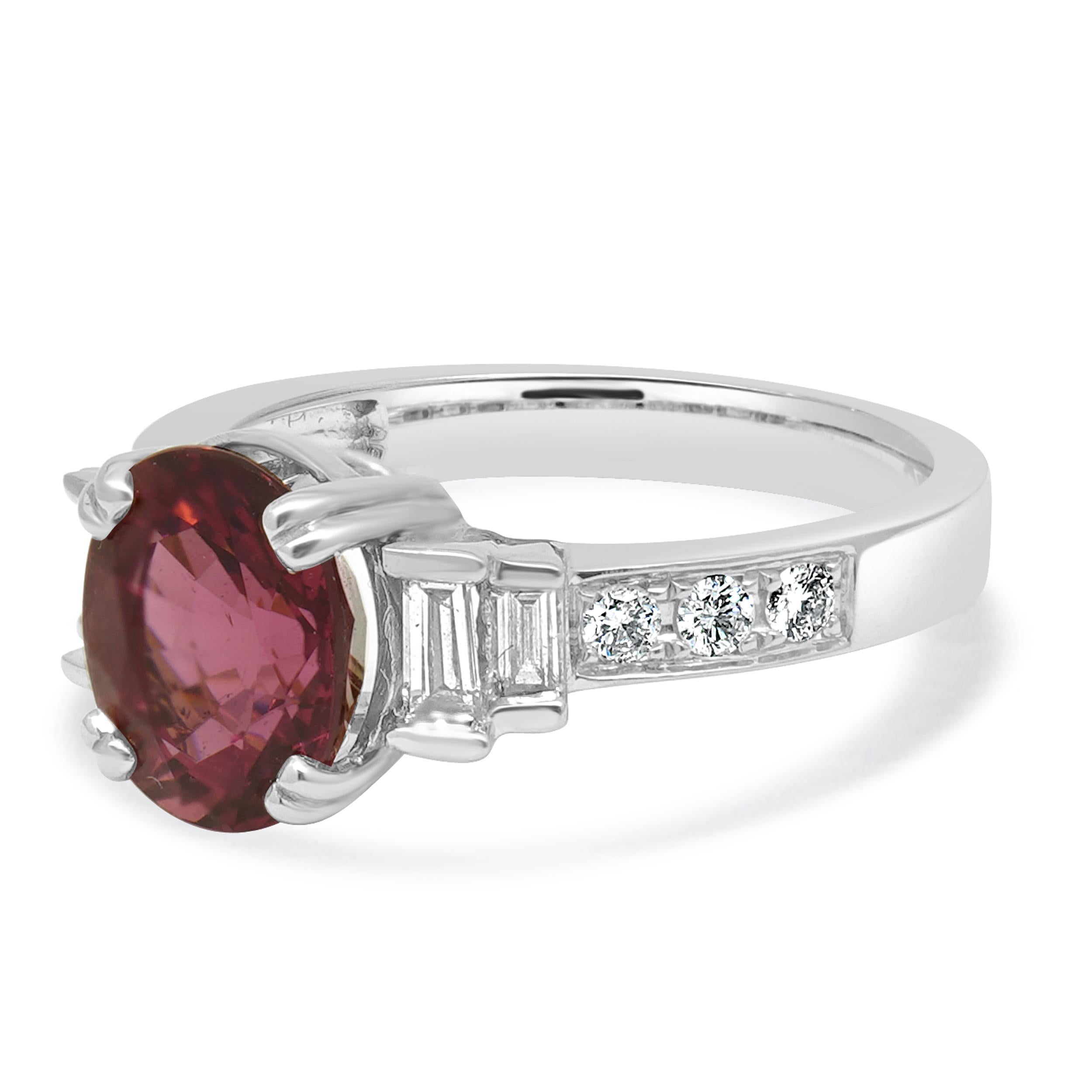 Matériau : Or blanc 14K
Tourmaline rose : taille ovale = 2,20cttw
Diamant : 6 diamants ronds de taille brillant = 0,18cttw
Couleur : H
Clarté : SI
Diamant : 4 tailles baguette = 0,35cttw
Couleur : I
Clarté : SI
Taille de l'anneau : 7,25 (veuillez