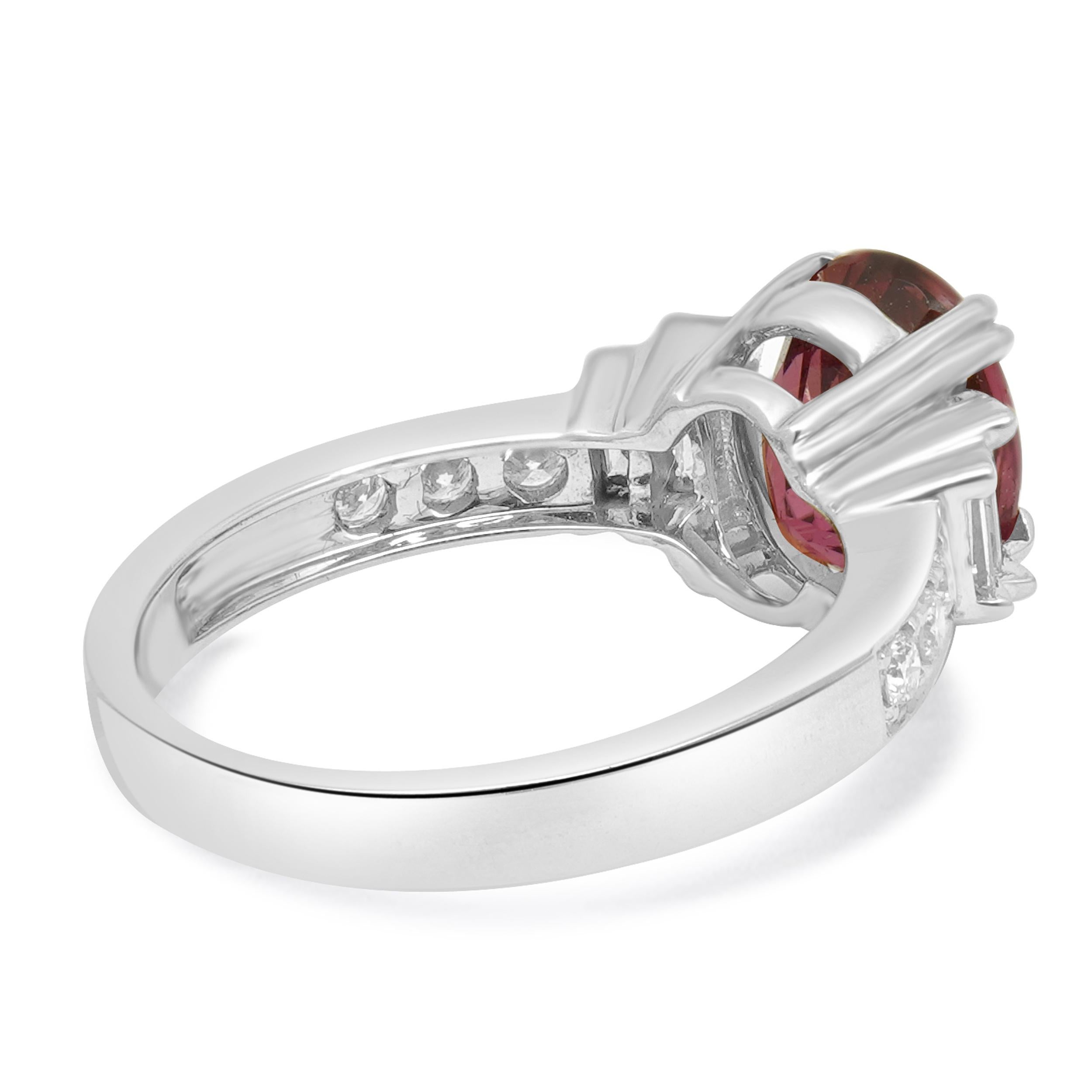 Taille ovale Bague en or blanc 14 carats avec tourmaline rose et diamant en vente