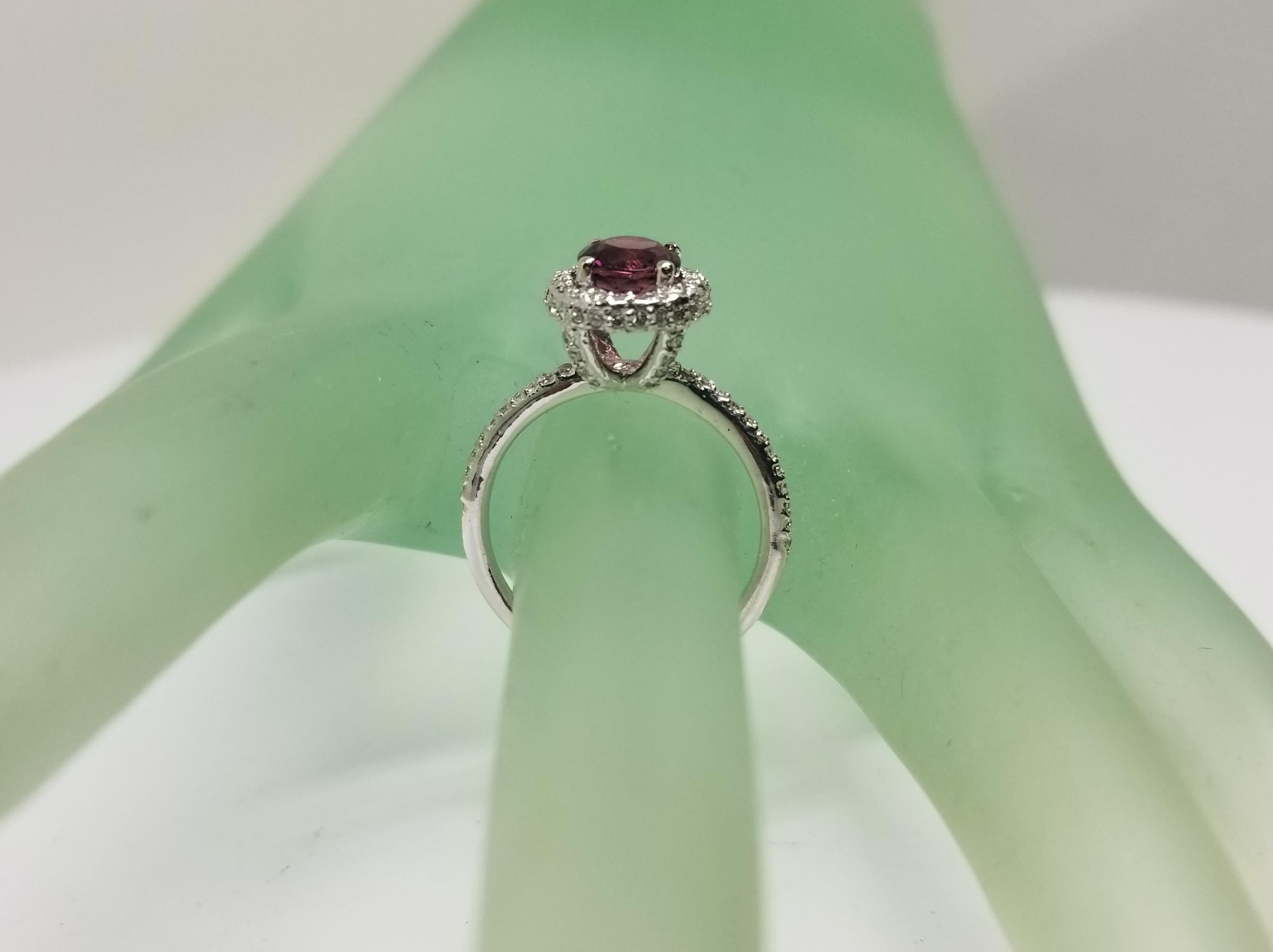14 Karat Weißgold Halo-Ring mit rosa Turmalin und Diamant im Angebot 1