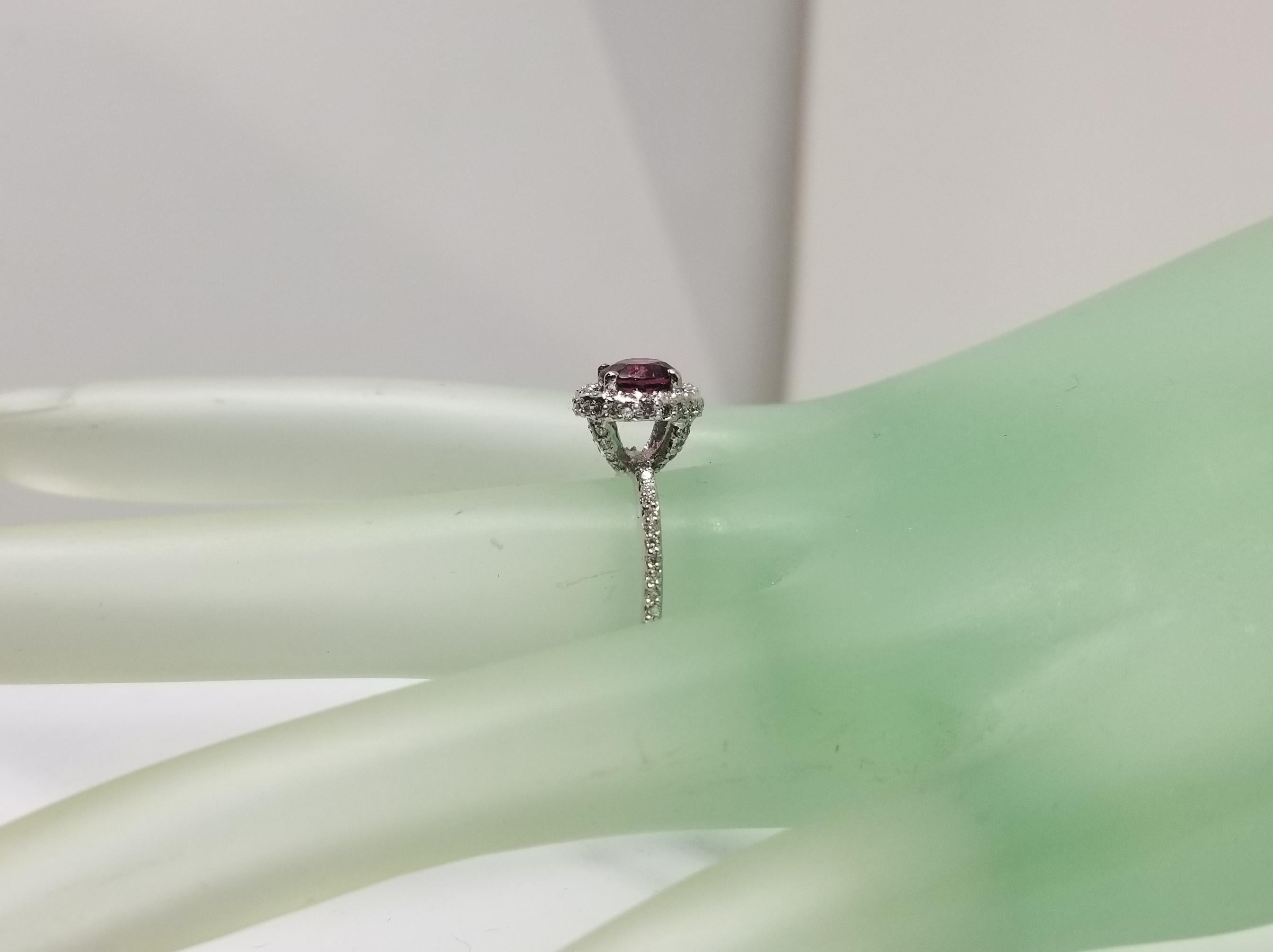 14 Karat Weißgold Halo-Ring mit rosa Turmalin und Diamant im Angebot 2