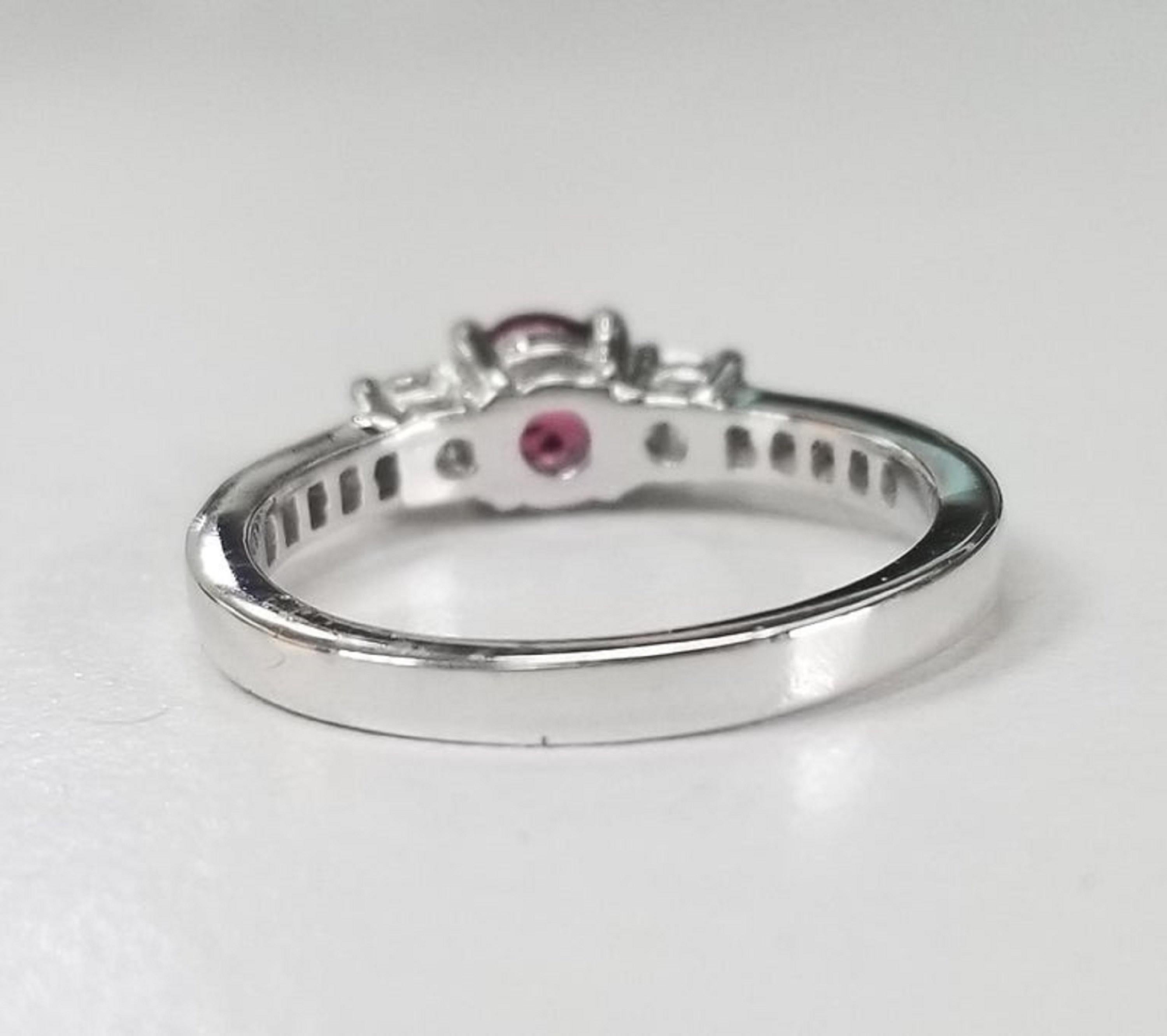 14 Karat Weißgold Ring mit rosa Turmalin und Diamant (Rundschliff) im Angebot