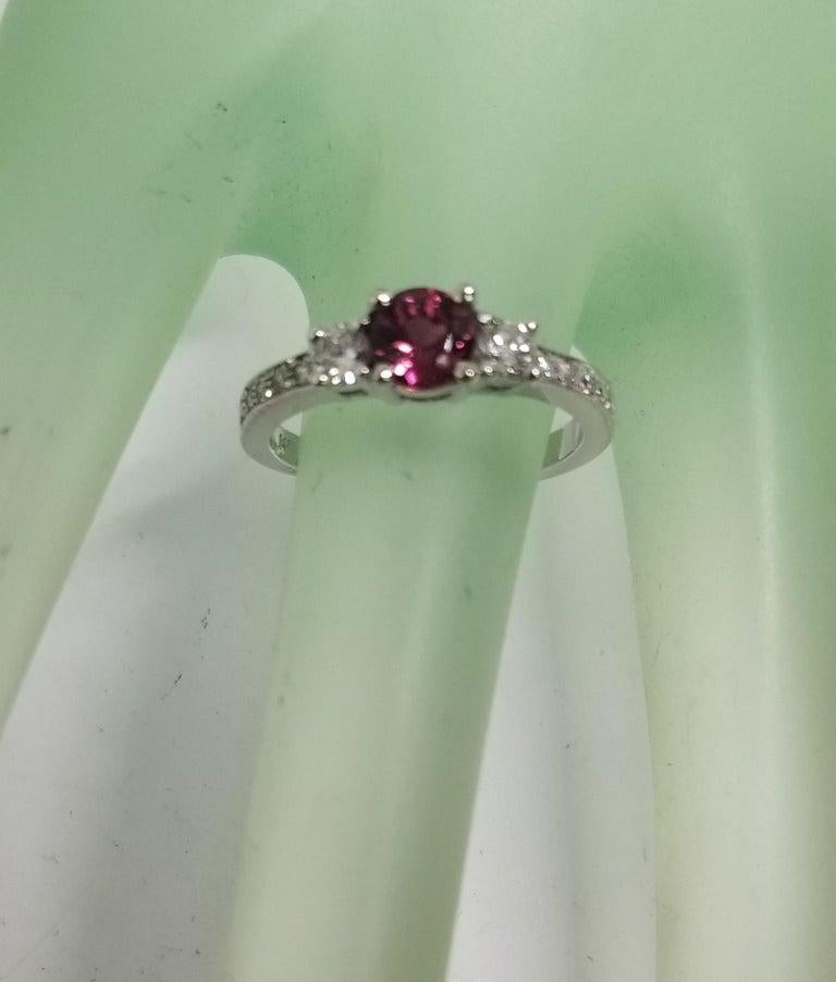 14 Karat Weißgold Ring mit rosa Turmalin und Diamant für Damen oder Herren im Angebot