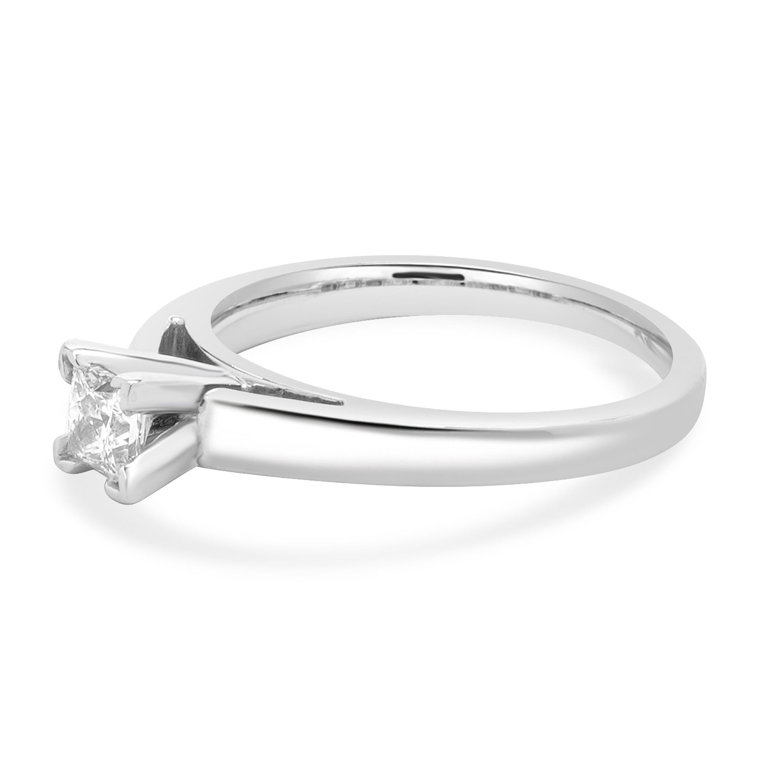 Material: Oro blanco de 14 quilates y platino
Diamante central: 1 talla princesa = 0,33 ct
Color: H
Claridad: SI1
GSI: 4079200502
Tamaño del anillo: 6 (por favor, espere hasta 2 días hábiles adicionales para las solicitudes de tamaño)
Dimensiones: