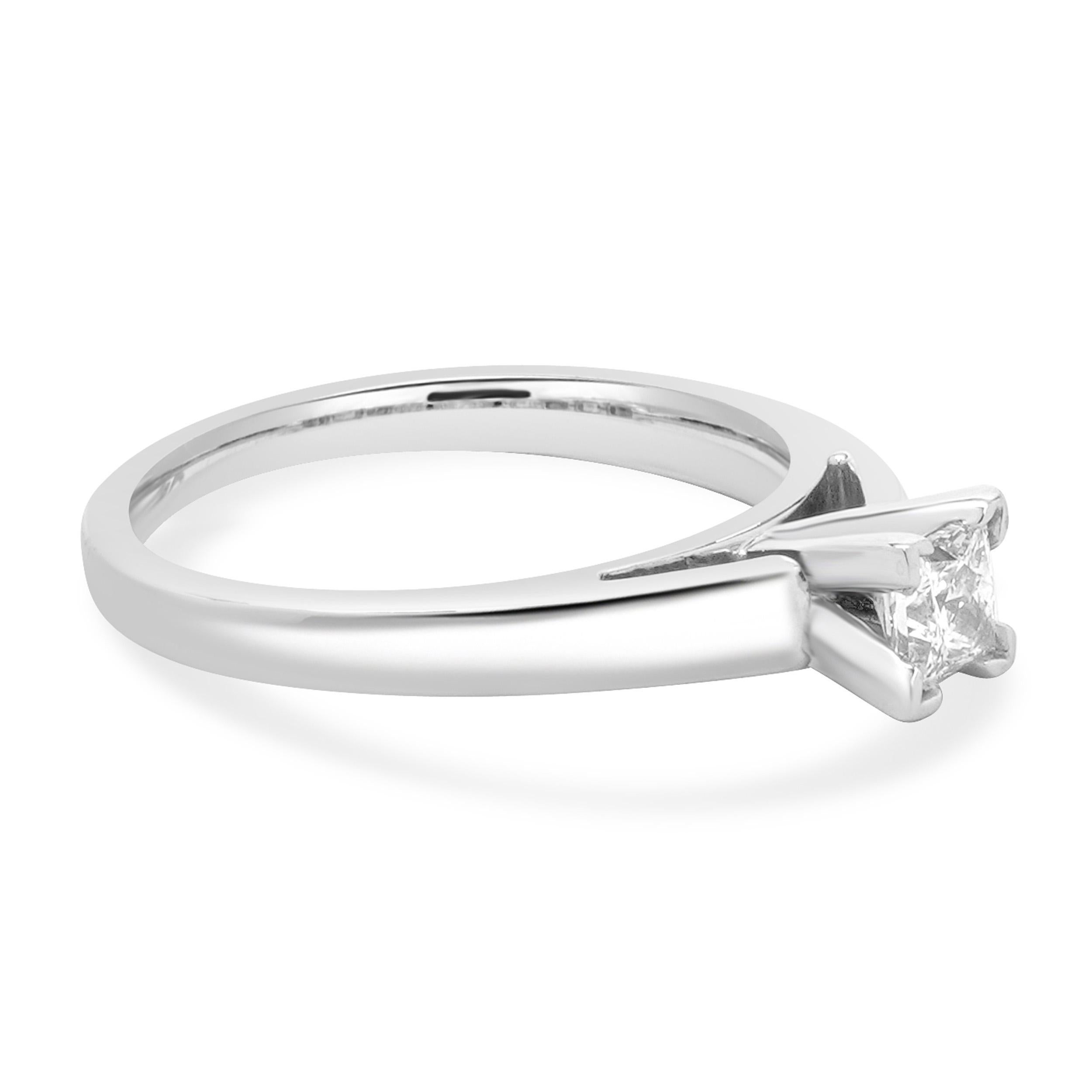 Anillo de compromiso de diamantes talla princesa en oro blanco y platino de 14 quilates en Excelente estado para la venta en Scottsdale, AZ