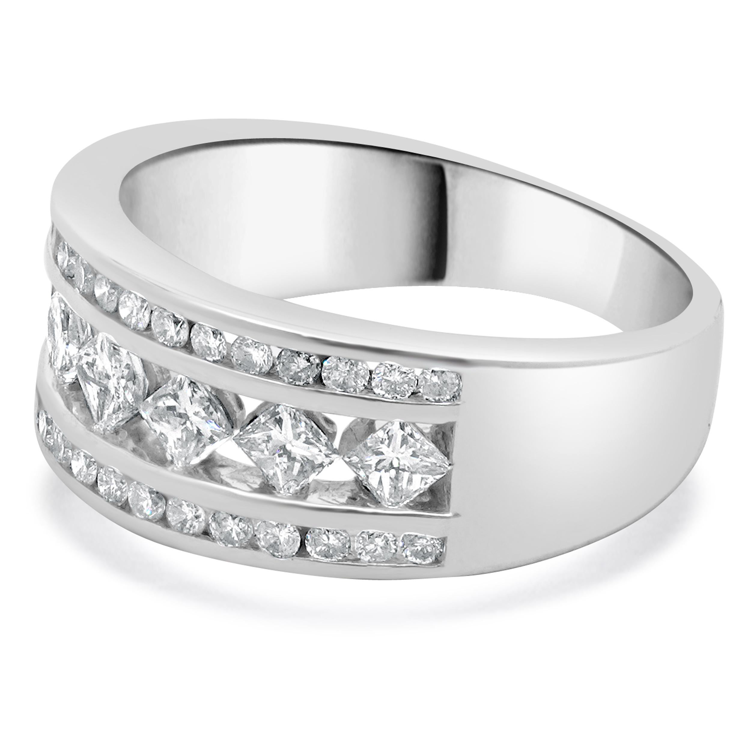Matériau : Or blanc 14K
Diamant : 7 tailles princesse = 0,90cttw
Couleur : G
Clarté : I1
Diamant : 34 taille ronde = 0,35cttw
Couleur : H / I
Clarté : I1
Taille de l'anneau : 7 (veuillez prévoir jusqu'à 2 jours ouvrables supplémentaires pour les