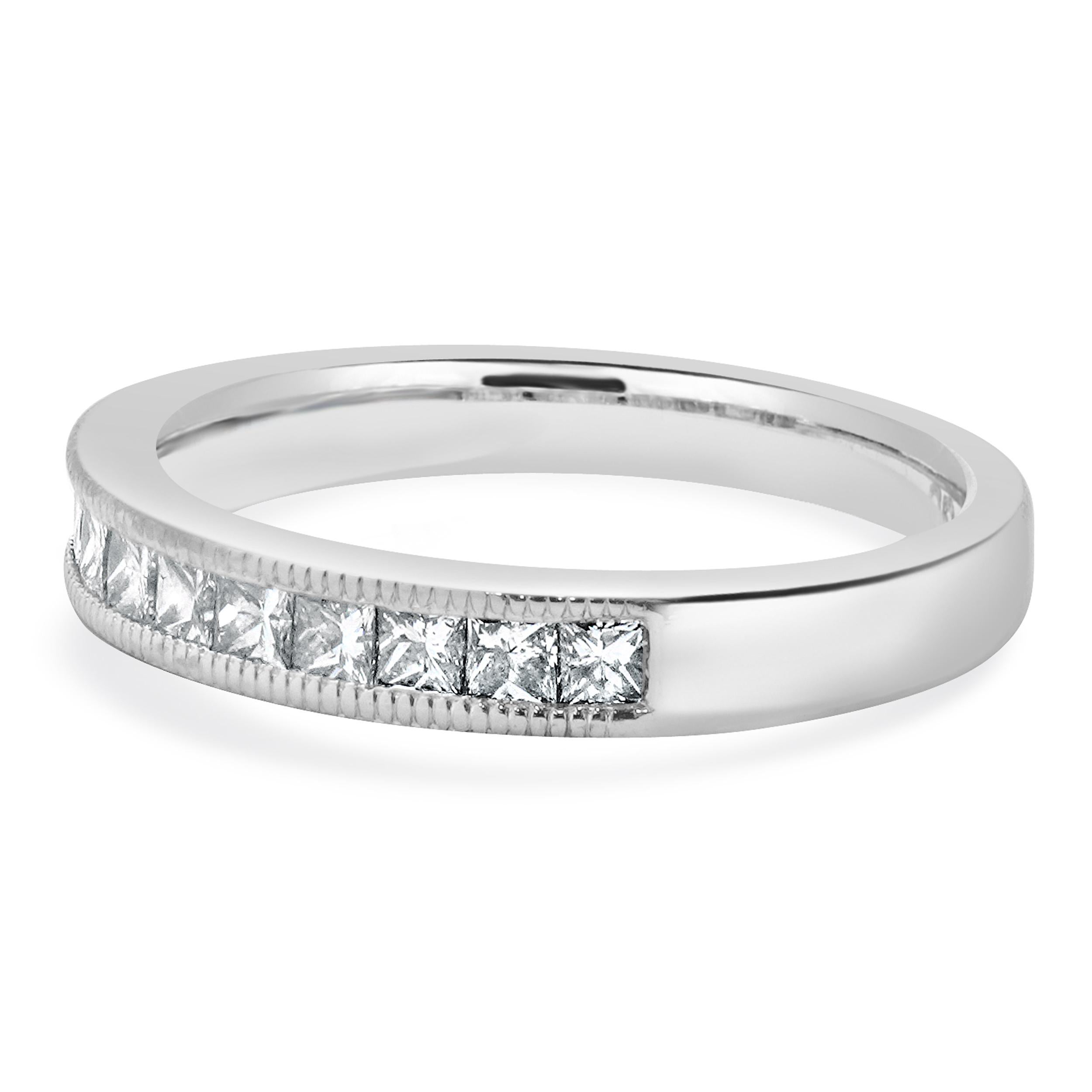 Designer: personalizzato
Materiale: oro bianco 14 carati
Diamanti: 11 taglio princess = 0,50cttw
Colore: I
Chiarezza: SI1
Misura dell'anello: 6 (si prega di prevedere due giorni di spedizione in più per le richieste di misura)
Peso: 3.08 grammi
