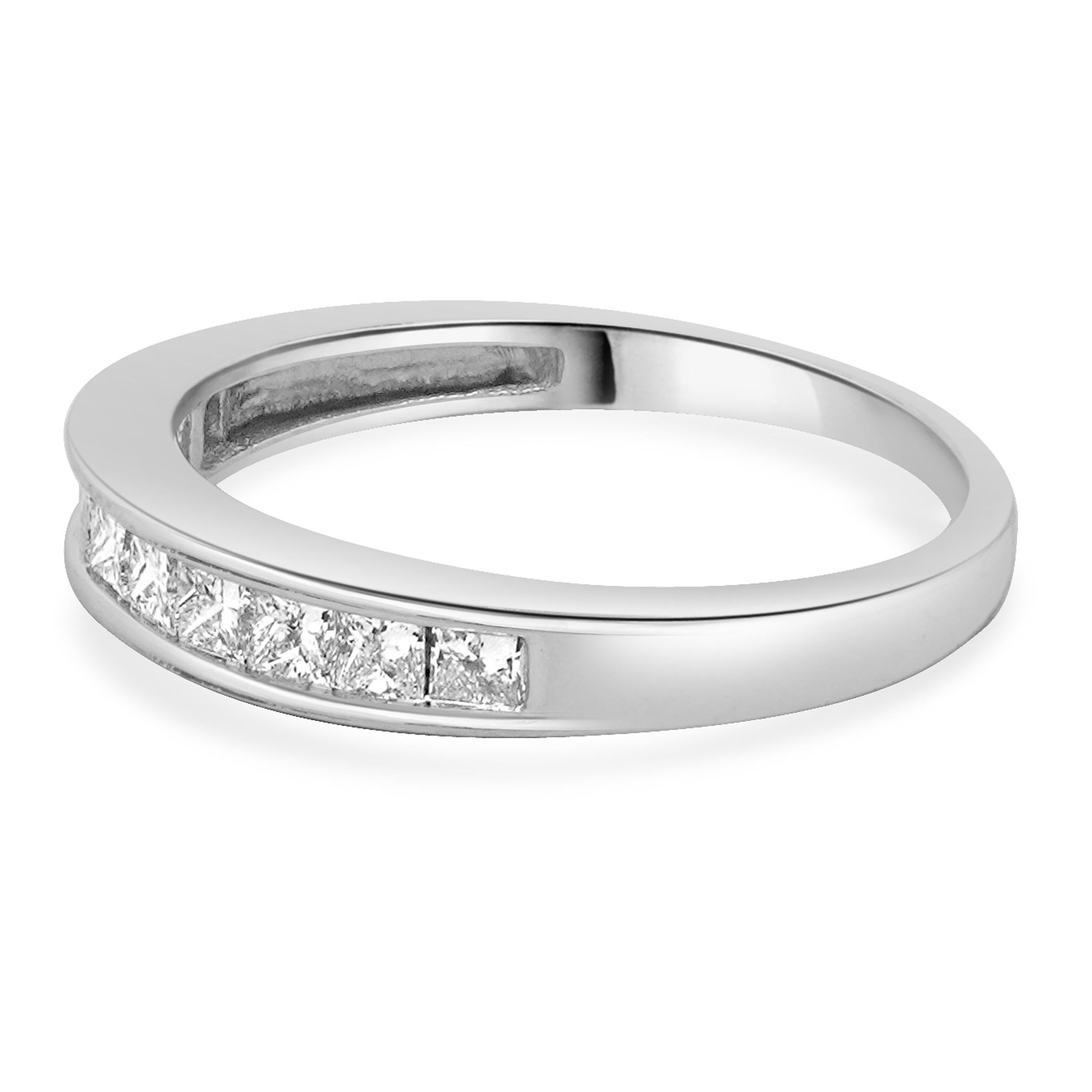 Designer: kundenspezifisch
MATERIAL: 14k Weißgold
Diamant: 10 Prinzessinnenschliff = 0,50cttw
Farbe: G
Klarheit: SI1
Ringgröße: 5.5 (bitte erlauben Sie zwei zusätzliche Versandtage für Größenanfragen)
Gewicht: 2.00 Gramm

