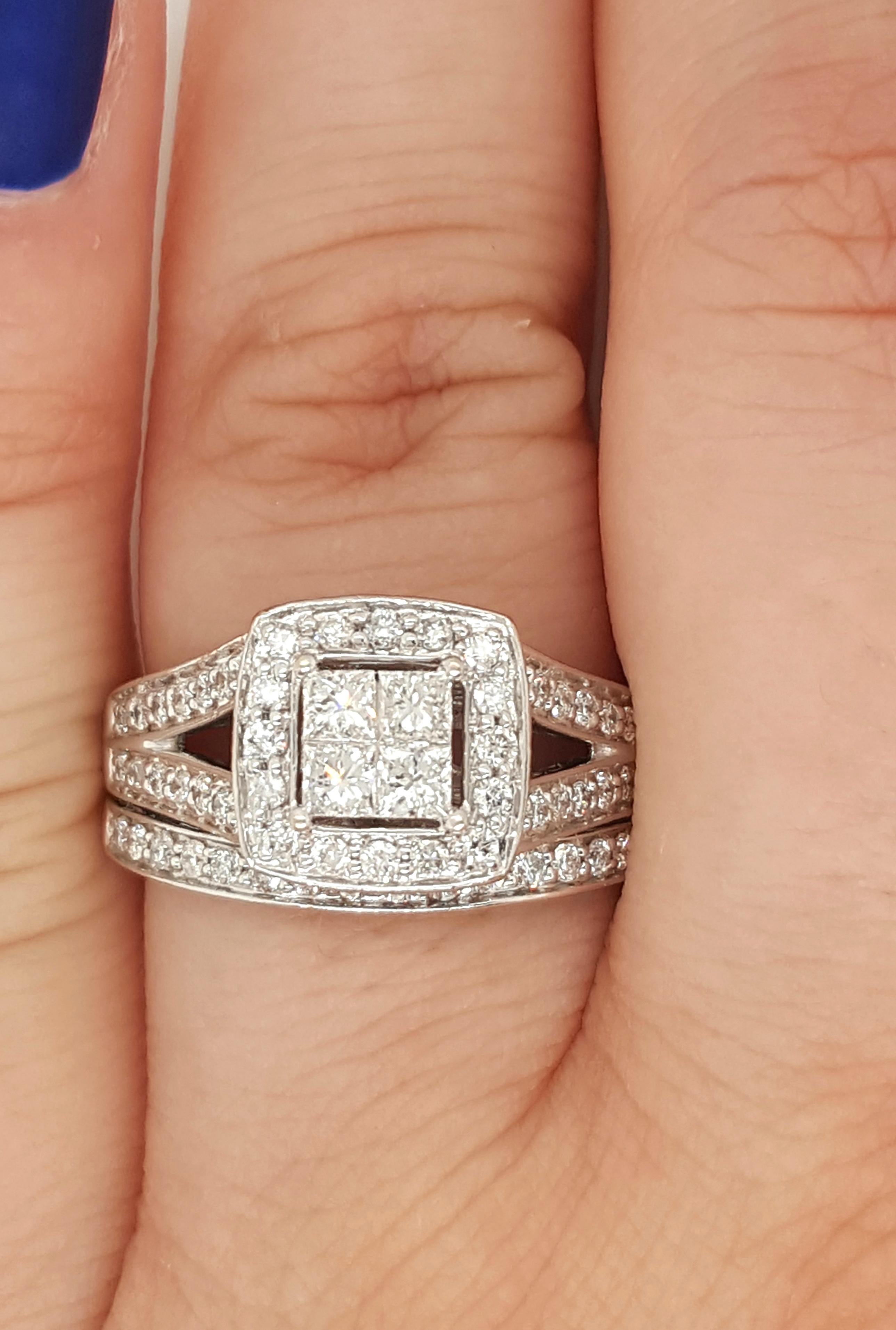 14 Karat Weißgold Ring mit Diamant im Prinzessinnenschliff und Halo-Stil (Rundschliff) im Angebot