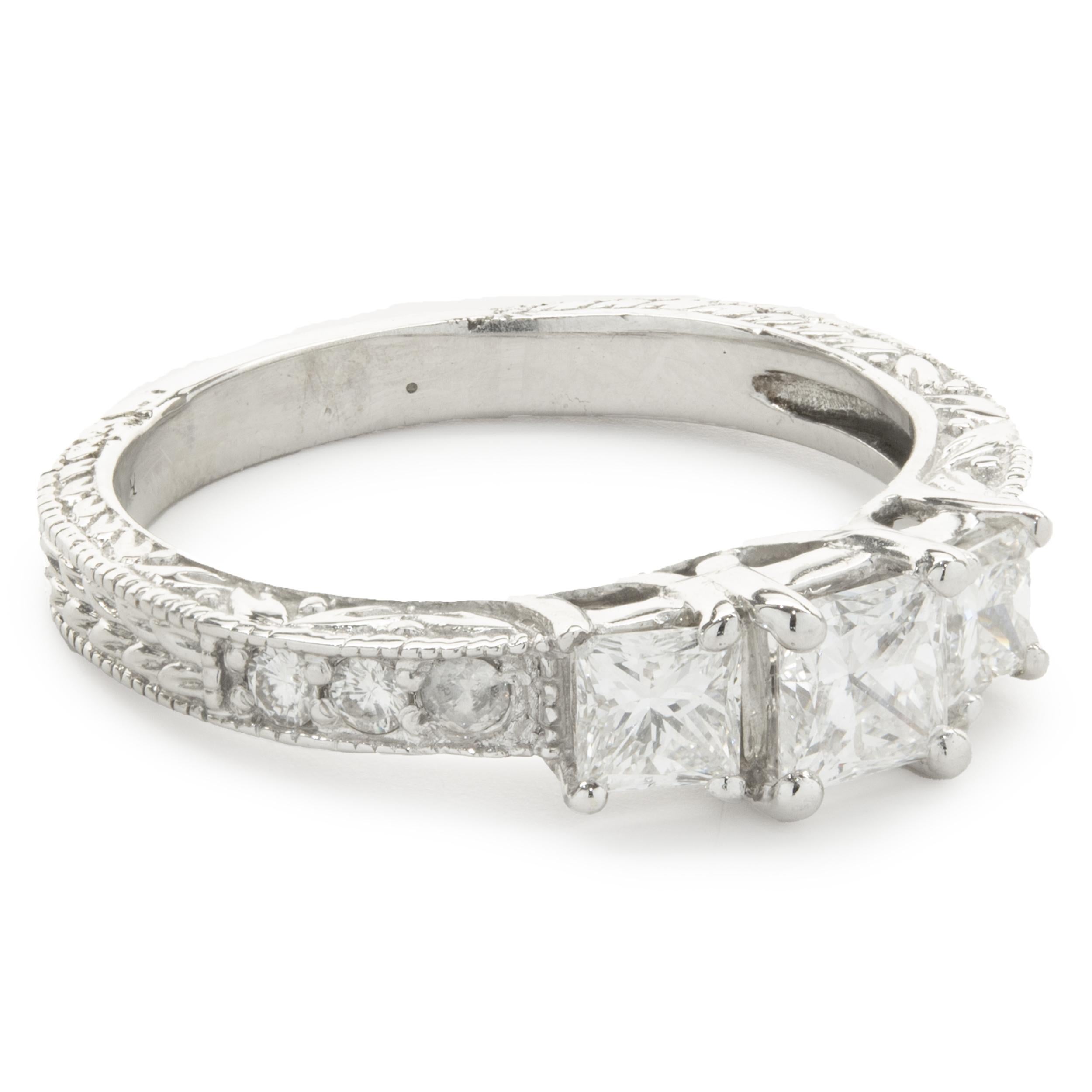 Designer : custom
Matériau : or blanc 14K
Diamant central : 1 taille princesse = 0,47ct
Couleur : I
Clarté : SI1
Diamant : 2 princesses et 6 ronds taille brillant = 0,58cttw
Couleur : H / I
Clarté : SI1-2
Taille de l'anneau : 8 (veuillez prévoir