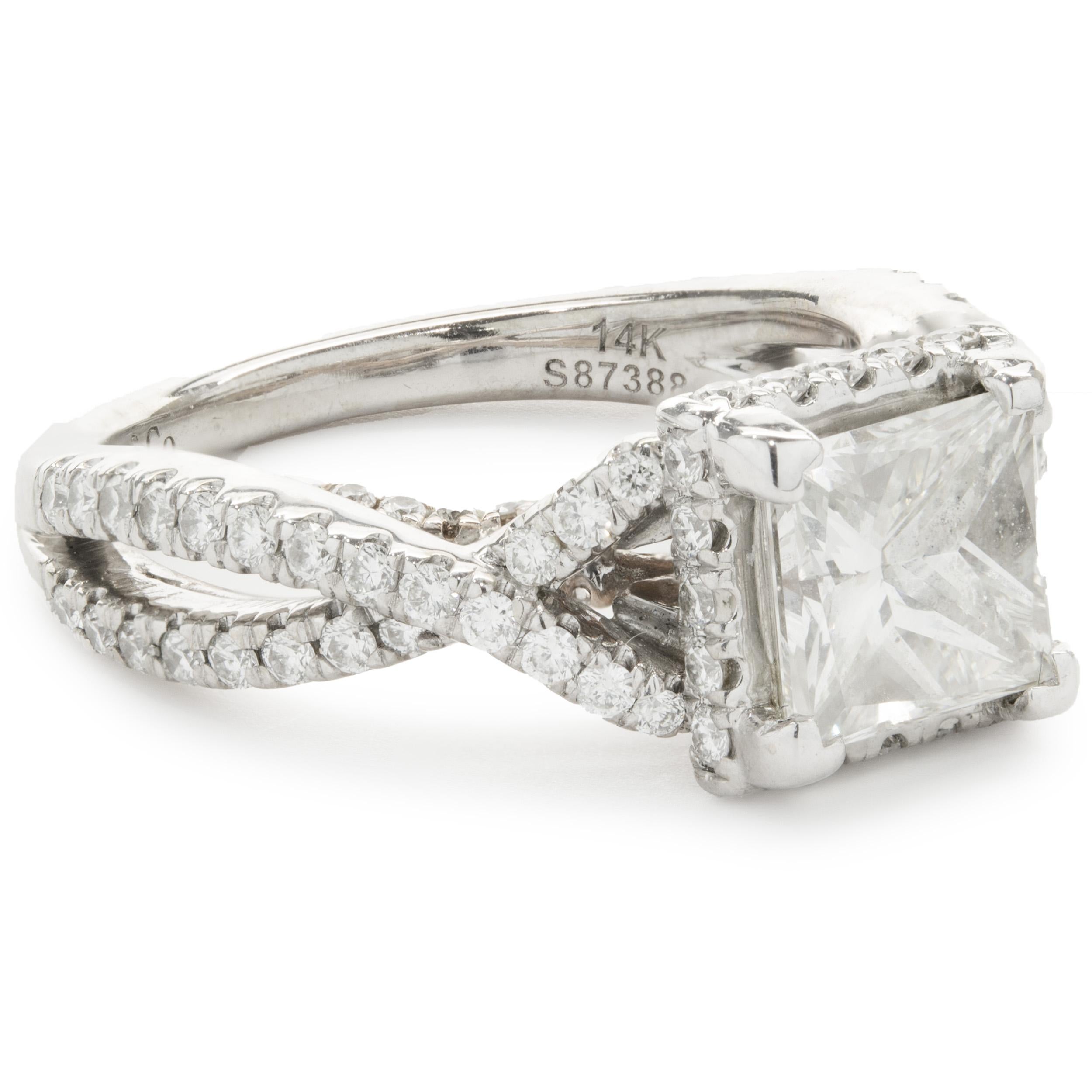 Designer: Gabriel & Co.
MATERIAL: 14K Weiß- und Roségold
Diamant: 1 Prinzess-Schliff = 1,52ct
Farbe: J
Klarheit: VVS2
GIA: 5182982122
Diamant: 100 runder Brillantschliff = 1,25cttw
Farbe: G
Klarheit: SI1
Ringgröße: 5.75 (bitte erlauben Sie zwei