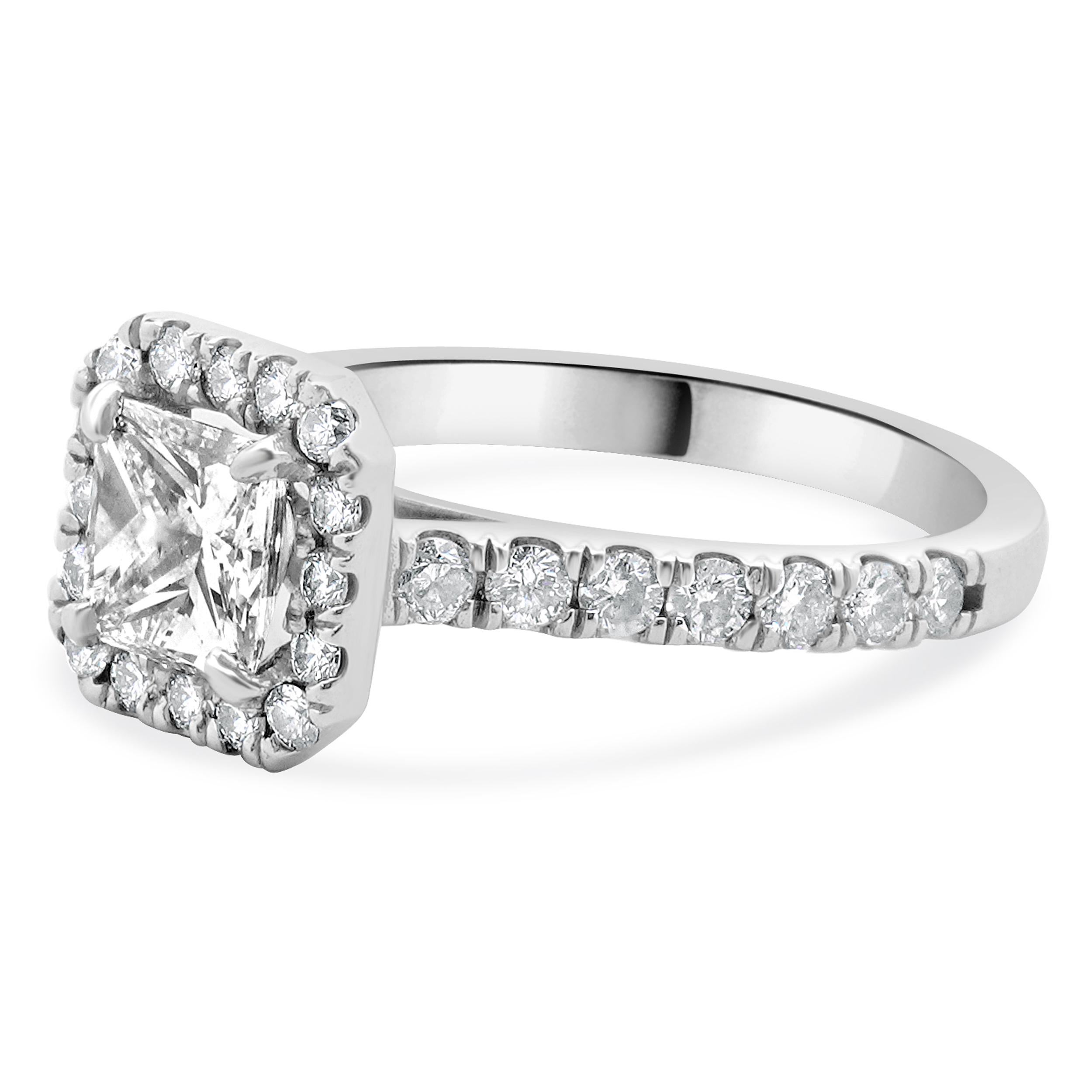 Designer: personalizzato
Materiale: oro bianco 14 carati
Diamante centrale: 1 taglio princess = 1,00ct
Colore : J
Chiarezza : SI2
GIA: 2181363695
Diamante: 30 tagli tondi a brillante = 0,44cttw
Colore: H. H.
Chiarezza: SI2-I1
Taglia: 7 taglie
