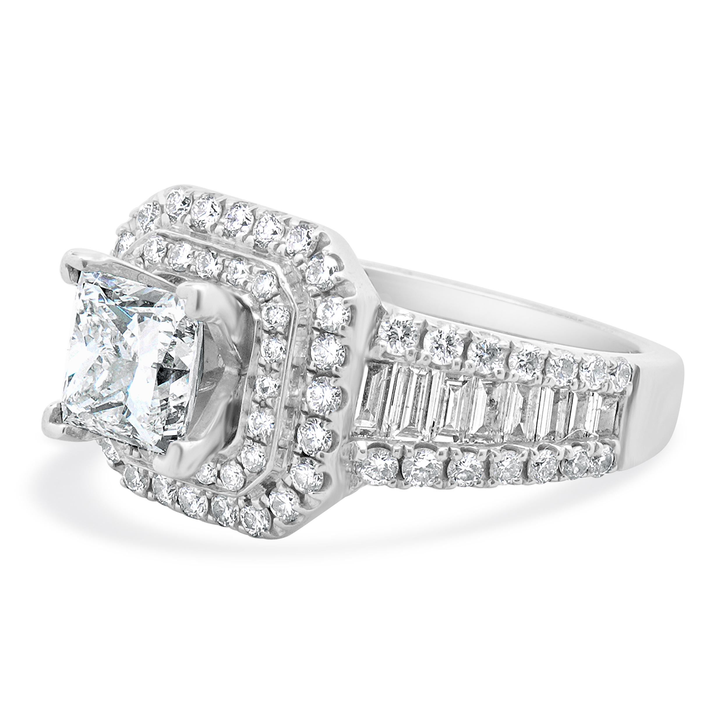 Designer: personalizzato
Materiale: oro bianco 14 carati
Diamante centrale: 1 taglio princess = 1,21ct
Colore: H. H.
Chiarezza : VS2
GIA: 6232223082
Diamante: 90 tagli tondi a brillante = 1,30cttw
Colore: H/I
Chiarezza: SI1-2
Taglia: sono