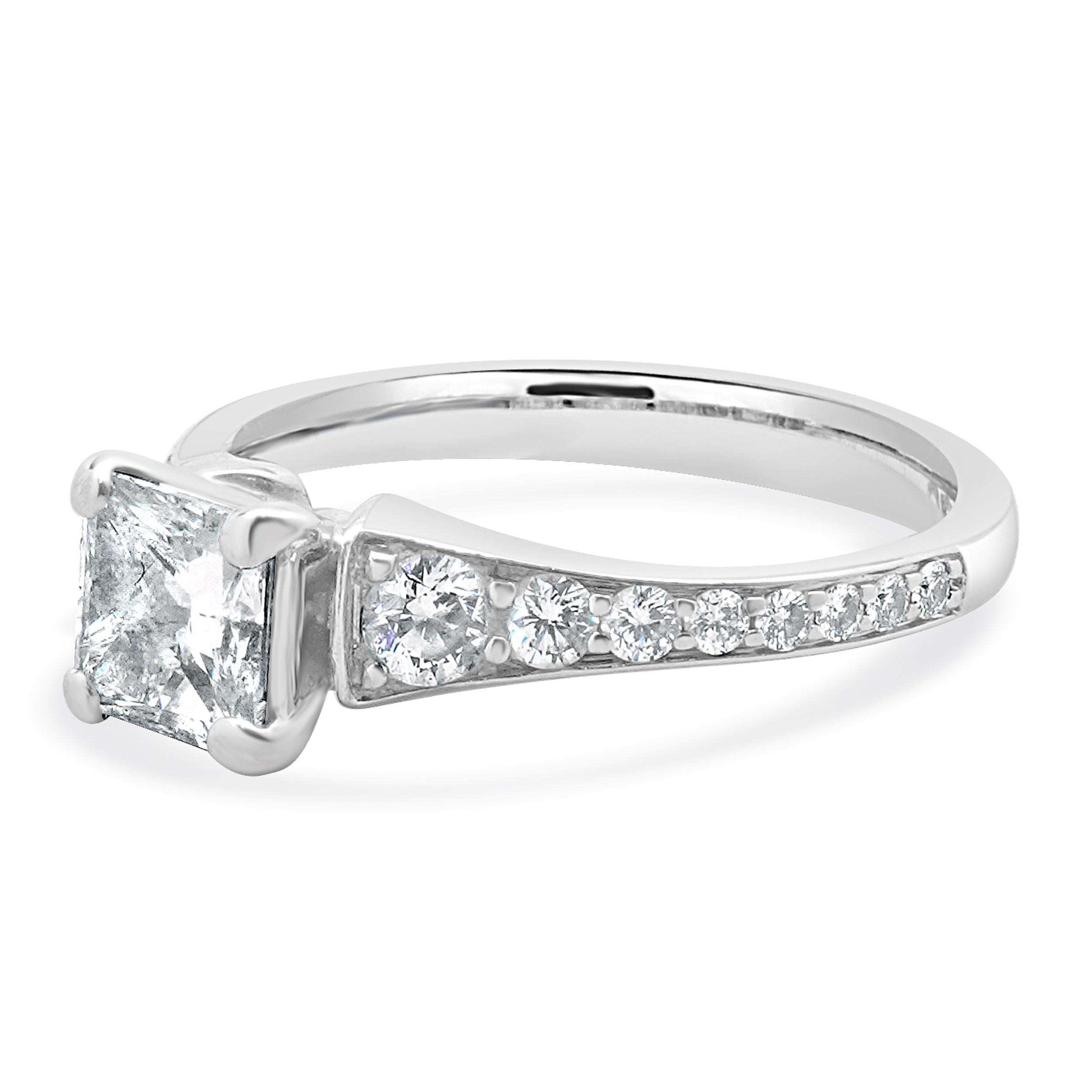 Concepteur : personnalisé
Matériau : Or blanc 14K
Diamant central : 1 taille princesse =0,73ct
Couleur : E
Clarté : VVS1
GIA : 2167423640
Diamant : 16 diamants ronds de taille brillant = 0,45cttw
Couleur : F
Clarté : SI1
Taille : 4 tailles