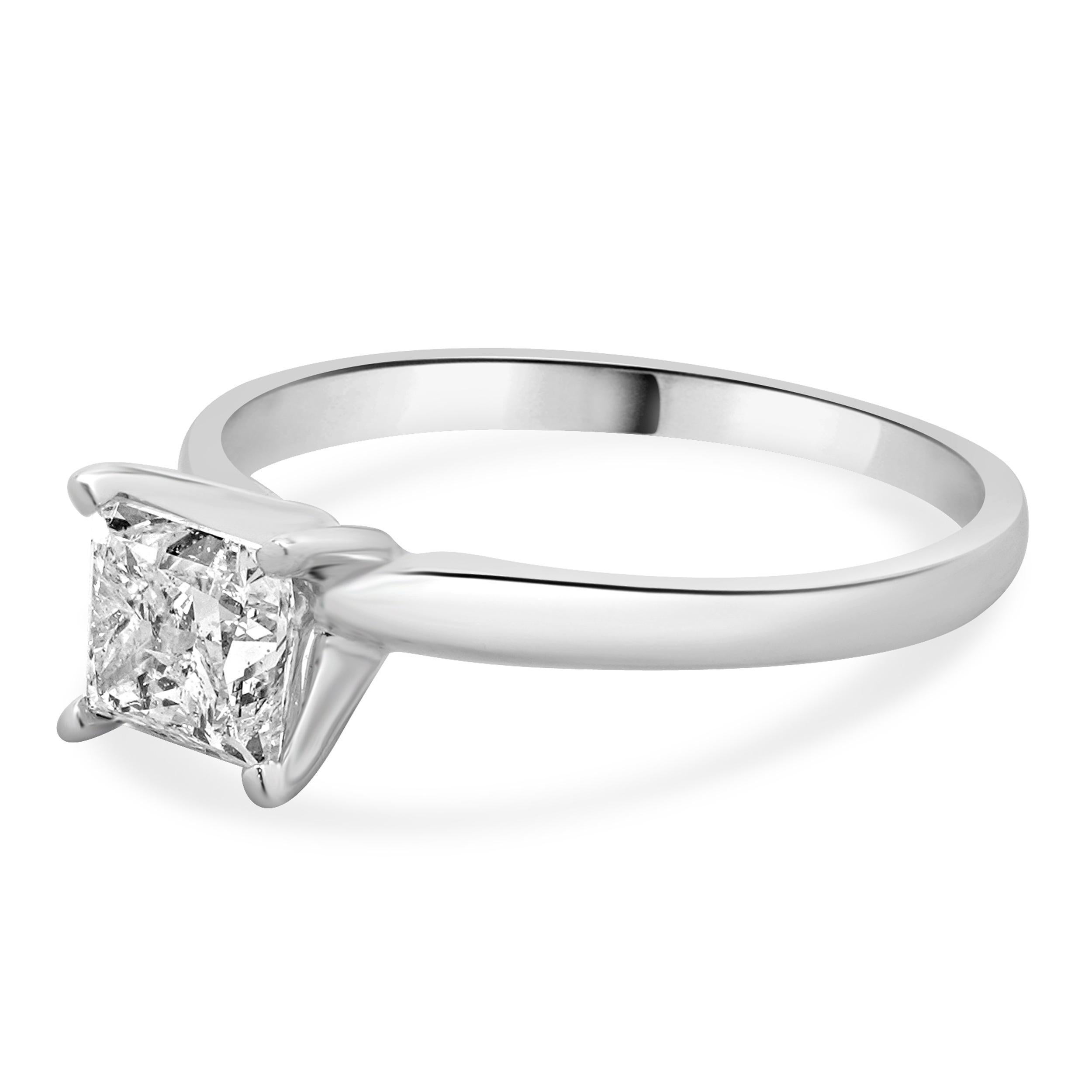 Designer: design personalizzato
Materiale: oro bianco 14 carati
Diamante: 1 taglio princess = 1,11ct
Colore: H. H.
Chiarezza: I3
Dimensioni: la parte superiore dell'anello misura 6.9 mm
Taglia: 8 Taglia complementare disponibile 
Peso: 2.52 grammi