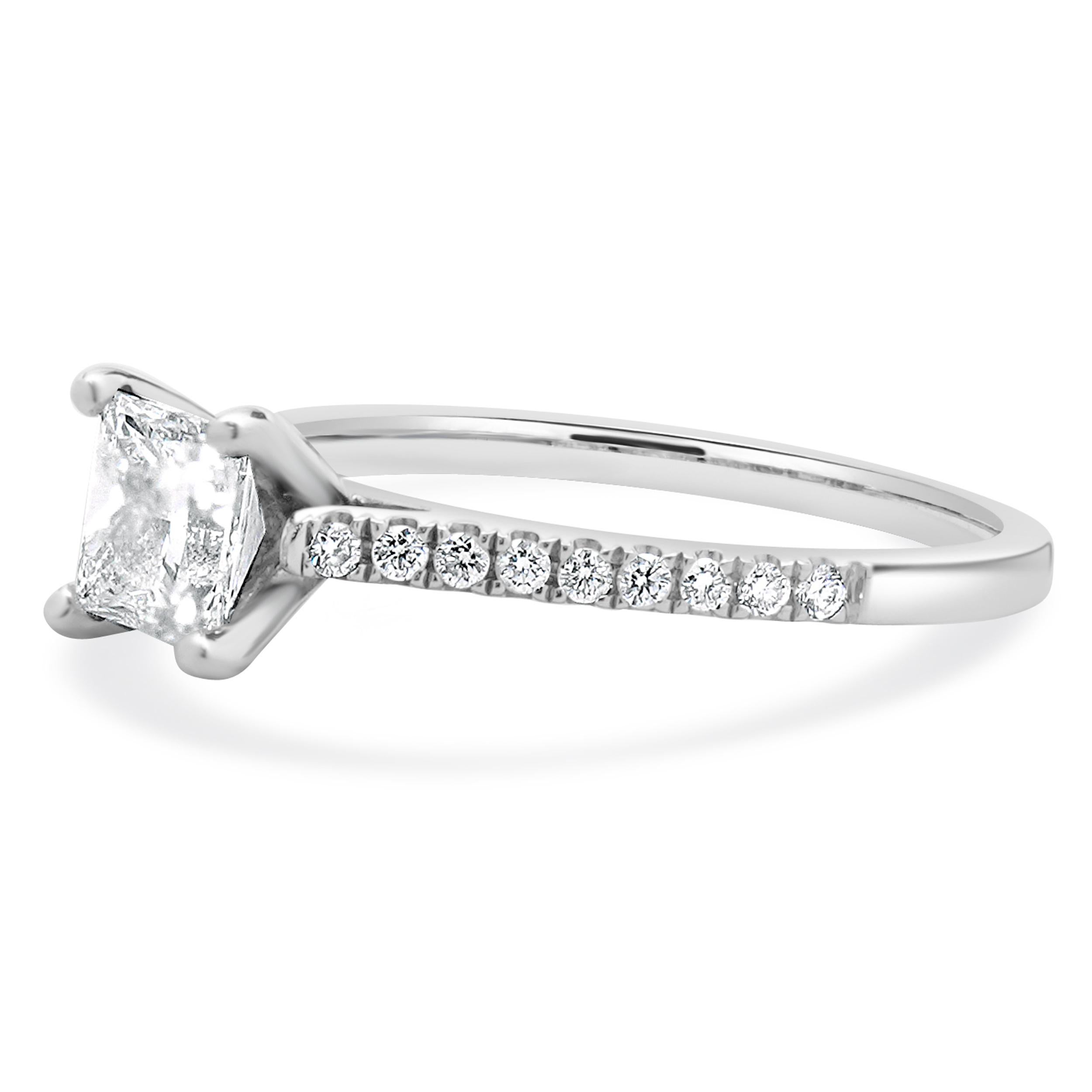 Concepteur : personnalisé
Matériau : Or blanc 14K
Diamant central : 1 taille princesse = 0,82ct
Couleur : H
Clarté : SI1
GSI : 62218500118 
Diamants : 18 diamants ronds taille brillant = 0,18cttw
Couleur : H
Clarté : SI2
Taille : 7 tailles