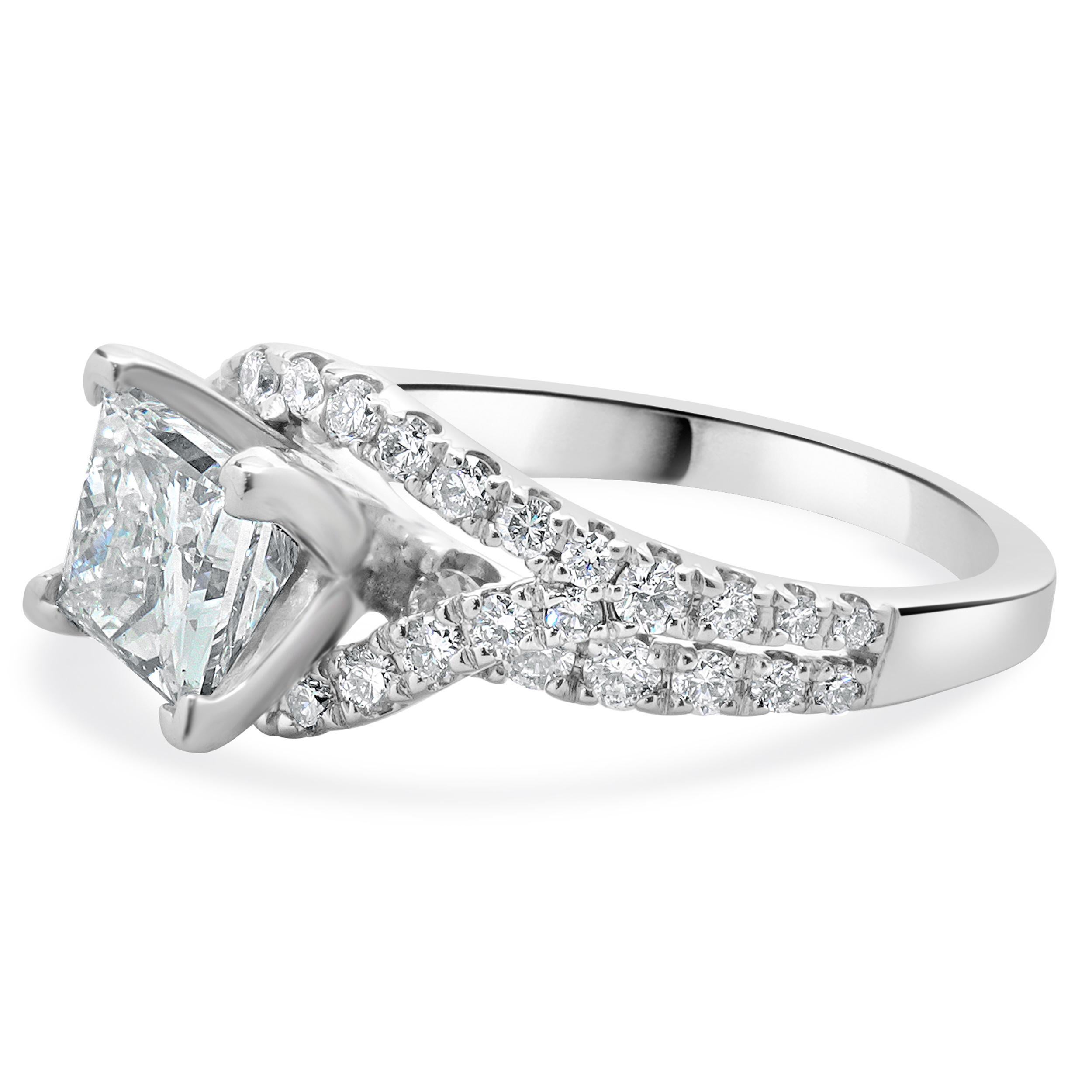 Designer: personalizzato
Materiale: oro bianco 14 carati
Diamante centrale: 1 taglio princess = 1,50ct
Colore: H. H.
Chiarezza : I2
GSI: 6818102203
Diamante: 42 tagli tondi a brillante = 0,50cttw
Colore: H. H.
Chiarezza : SI2
Taglia: 5 Taglia
