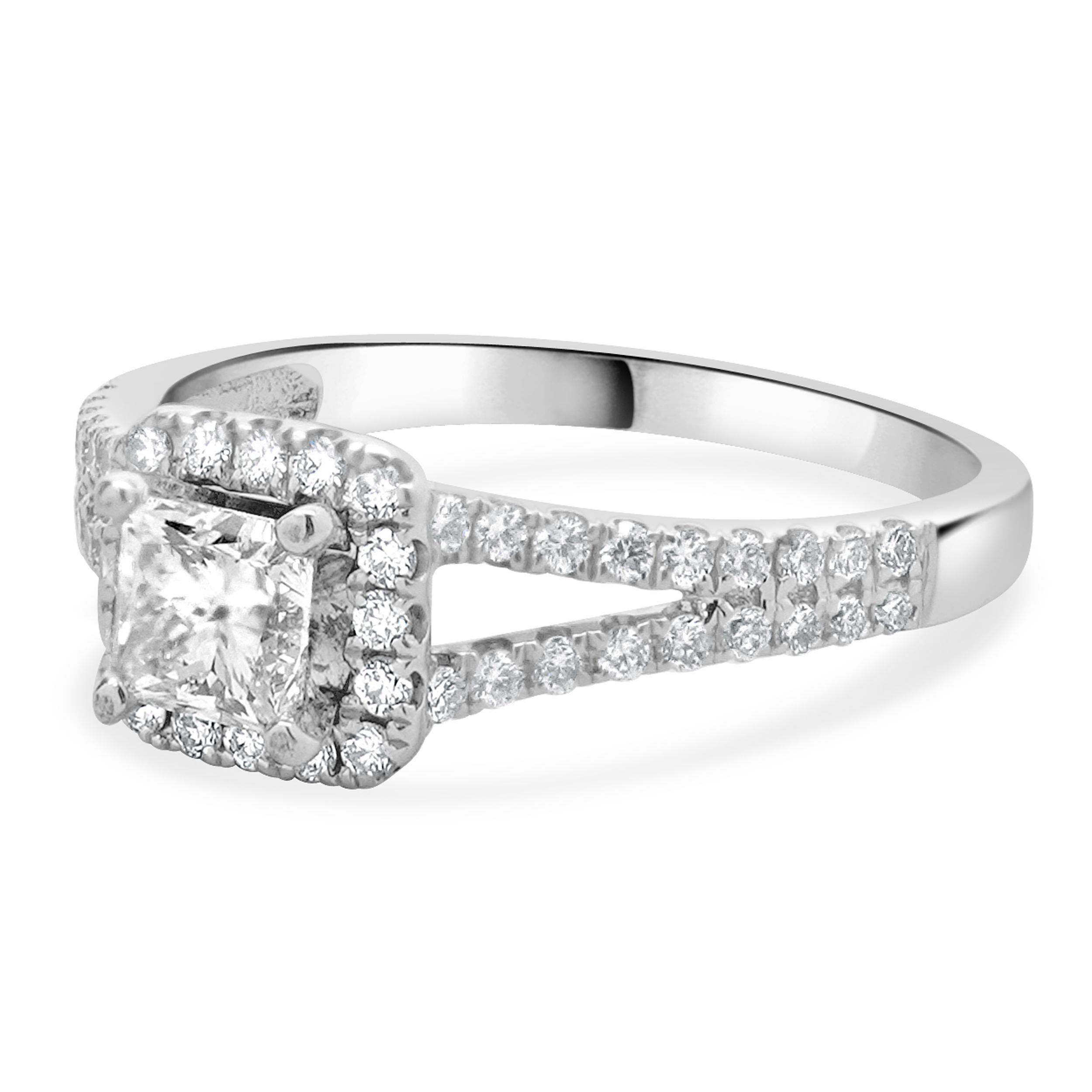 Designer: personalizzato
Materiale: oro bianco 14 carati
Diamante: 0,68cttw
Colore: J
Chiarezza: I1
Misura dell'anello: 8 (si prega di prevedere due giorni di spedizione in più per le richieste di misura)
Dimensioni: la parte superiore dell'anello