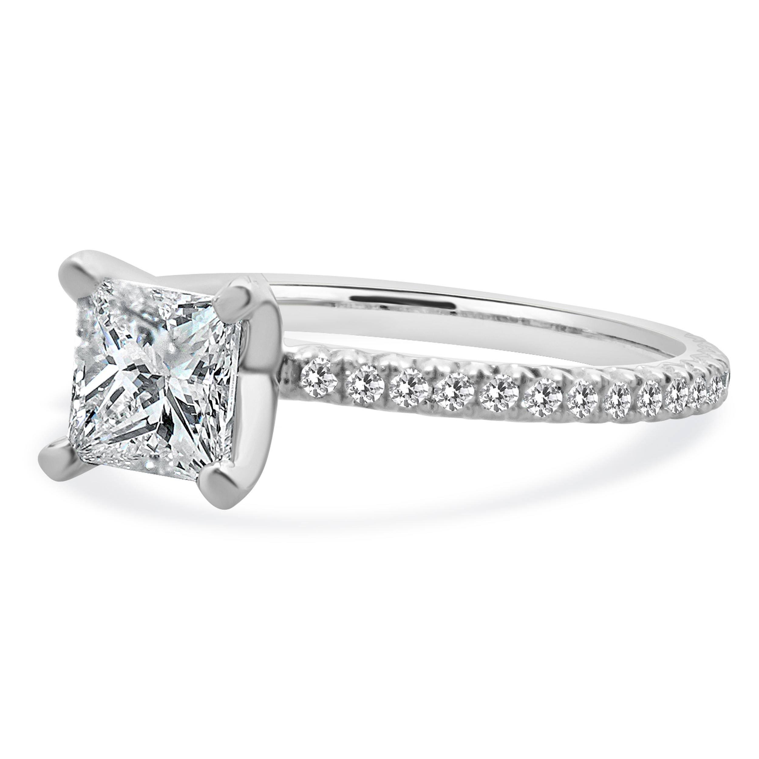 Matériau : Or blanc 14K
Diamant : 1 taille princesse = 1,01ct
Couleur : F
Clarté : SI1
GIA : 2235372988
Diamant : 32 diamants ronds de taille brillant = 0,48cttw
Couleur : G
Clarté : SI1
Taille de l'anneau : 6,75 (veuillez prévoir jusqu'à 2 jours