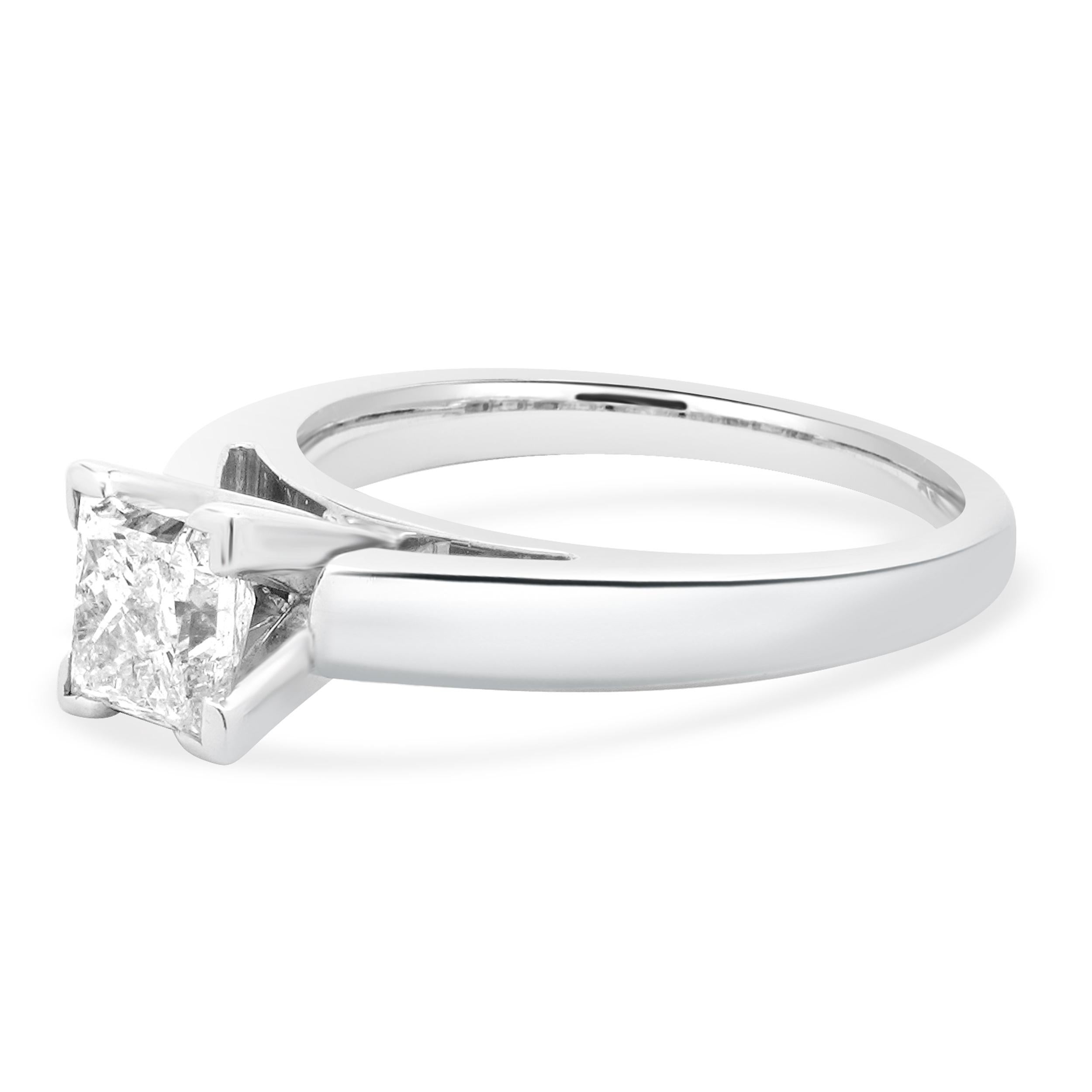 Designer: personalizzato
Materiale: oro bianco 14 carati
Diamante: 1 taglio princess = 1,10ct
Colore: F
Chiarezza: I1
GSI: 12590901002
Misura dell'anello: 6.75 (si prega di prevedere due giorni di spedizione in più per le richieste di misura)
Peso: