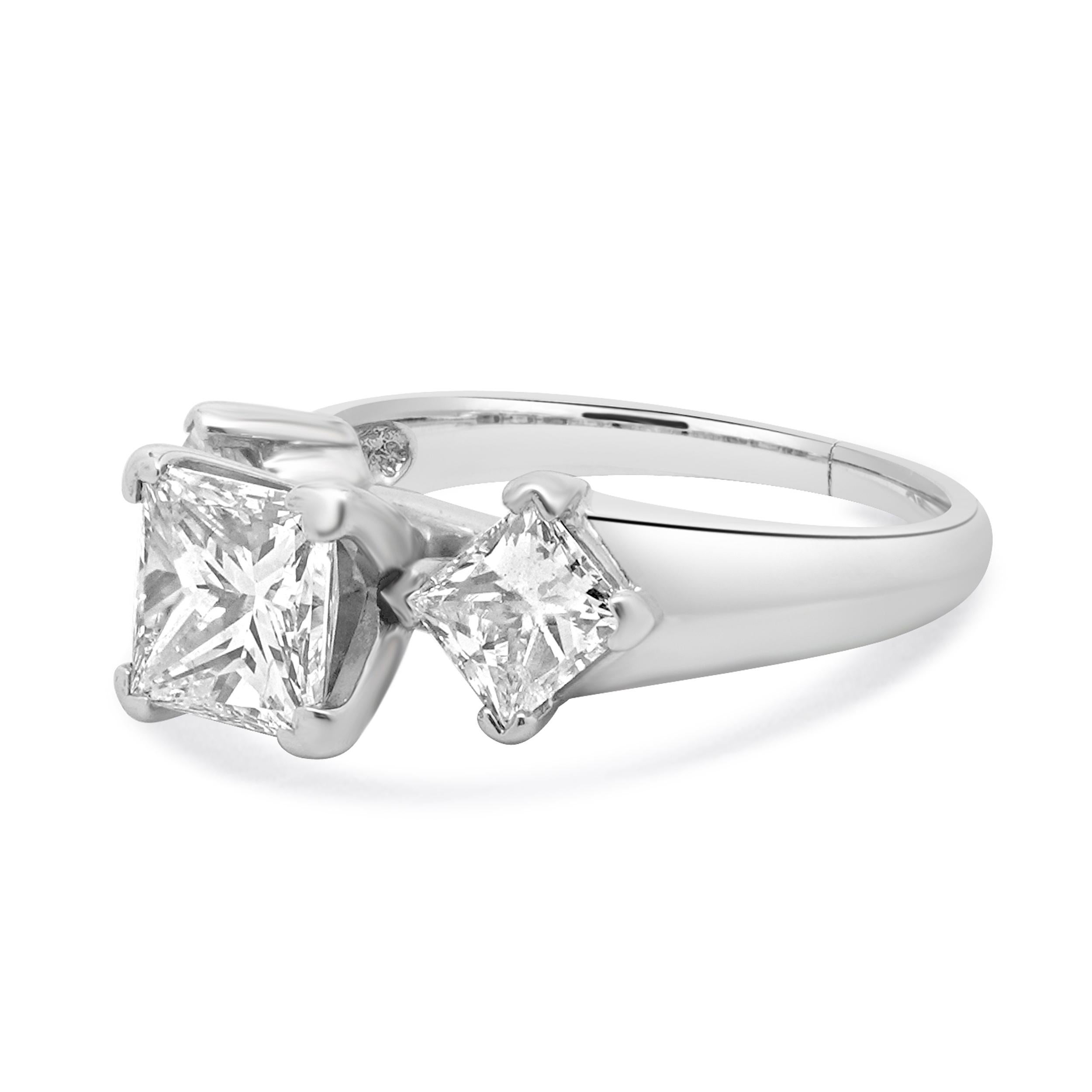 Designer: kundenspezifisch
MATERIAL: 14K Weißgold
Zentraler Diamant: 1 Prinzess-Schliff = 1,50ct
Farbe: I
Klarheit: VS1
IGI: 3066908U
Diamant: 2 Prinzessinnen-Schliff = 1,20cttw
Farbe: H
Klarheit: I1
Größe: 6.25 kostenlose Größenauswahl