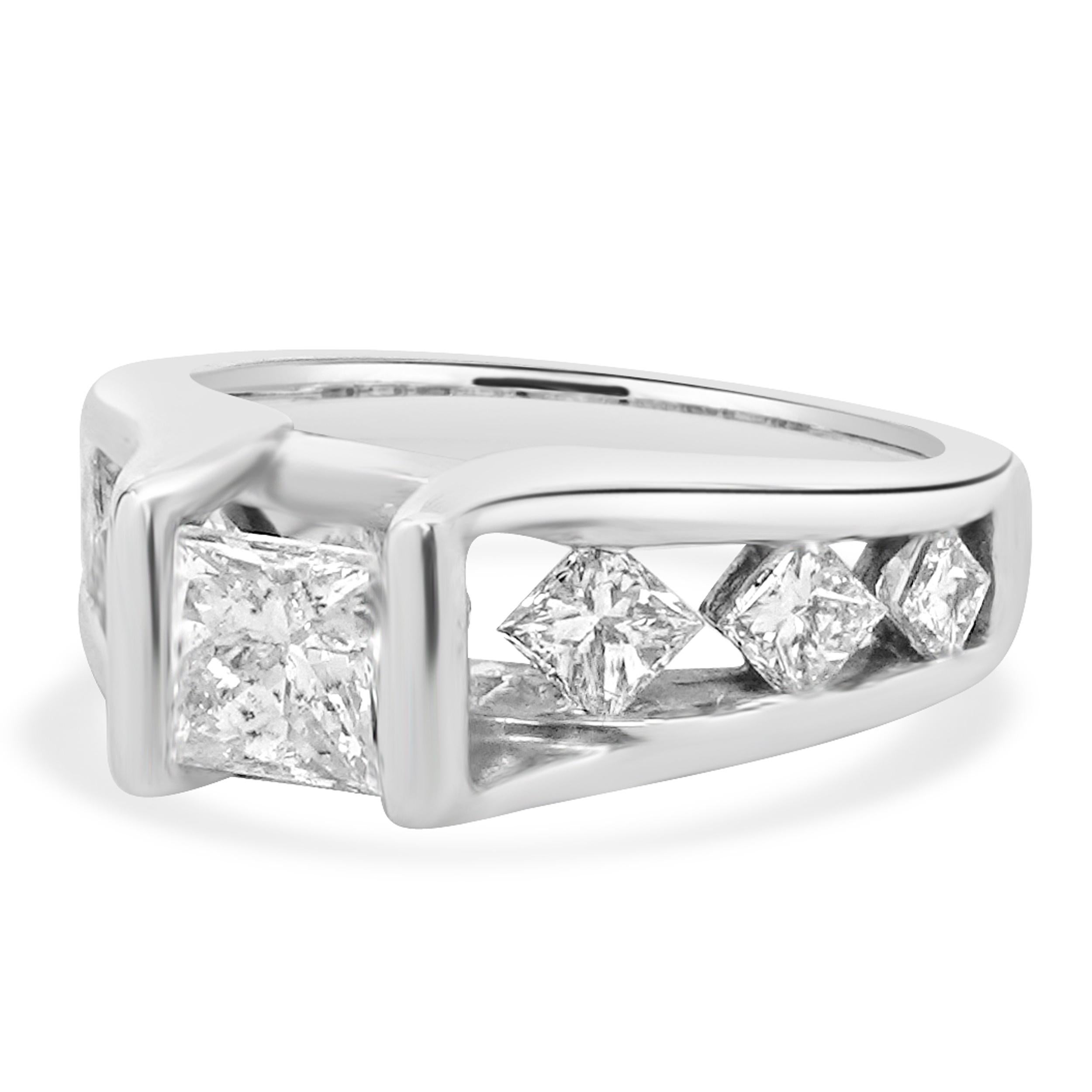 Designer: personalizzato
Materiale: oro bianco 14 carati
Diamante centrale: 1 taglio princess = 0,65ct
Colore: H
Chiarezza: SI3
Diamante: 7 tagli princess = 1,03cttw
Colore: H
Chiarezza: SI2
Misura dell'anello: 4,5 (si prega di attendere fino a 2