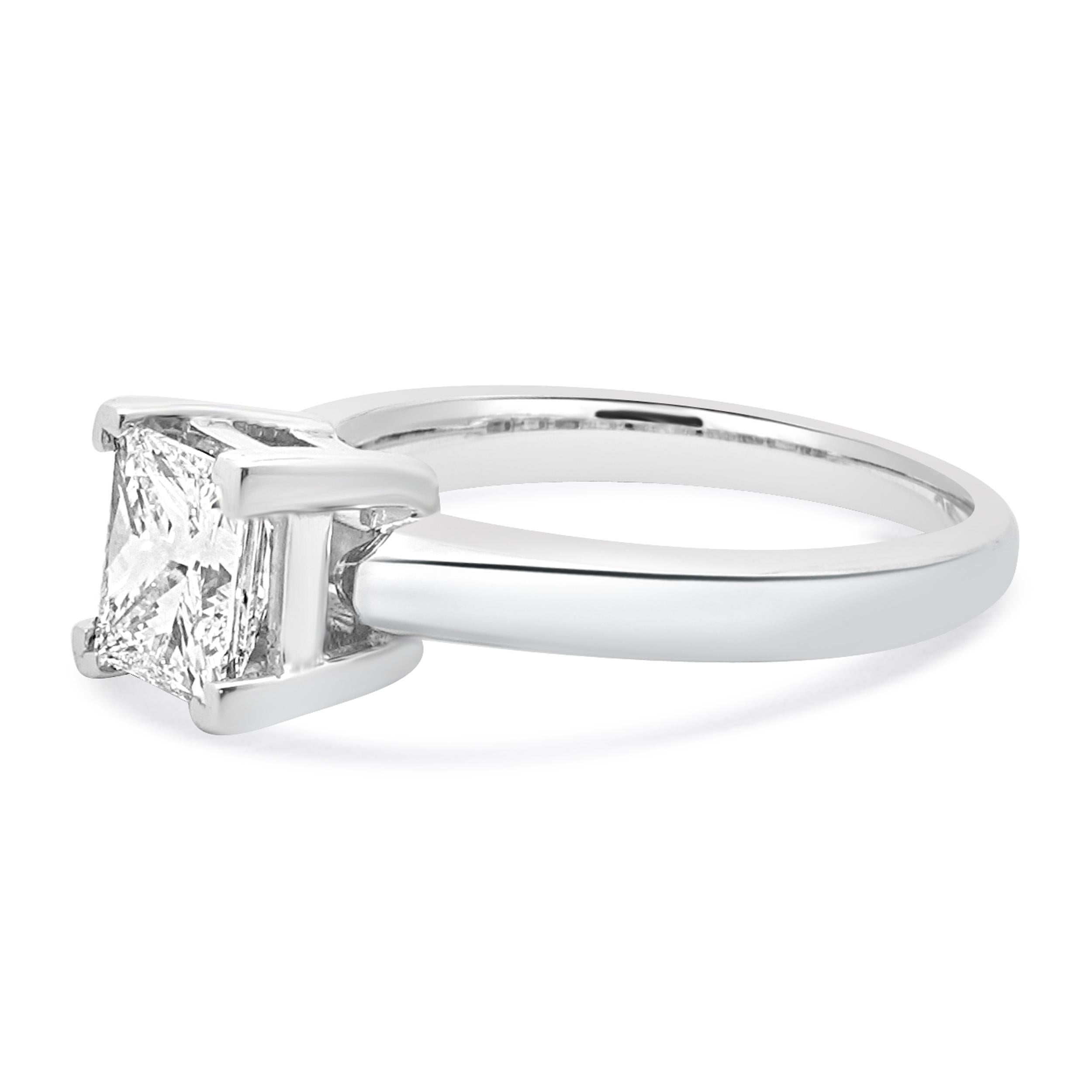 MATERIAL: 14K Weißgold
Zentraler Diamant: 1 Prinzess-Schliff = 1,05ct
Farbe: H
Klarheit: VS1
EGL: US80654607D
Ringgröße: 5.5 (bitte erlauben Sie bis zu 2 zusätzliche Arbeitstage für Größenanfragen)
Abmessungen: Ringspitze 6.5 mm
Gewicht: 3.50 Gramm