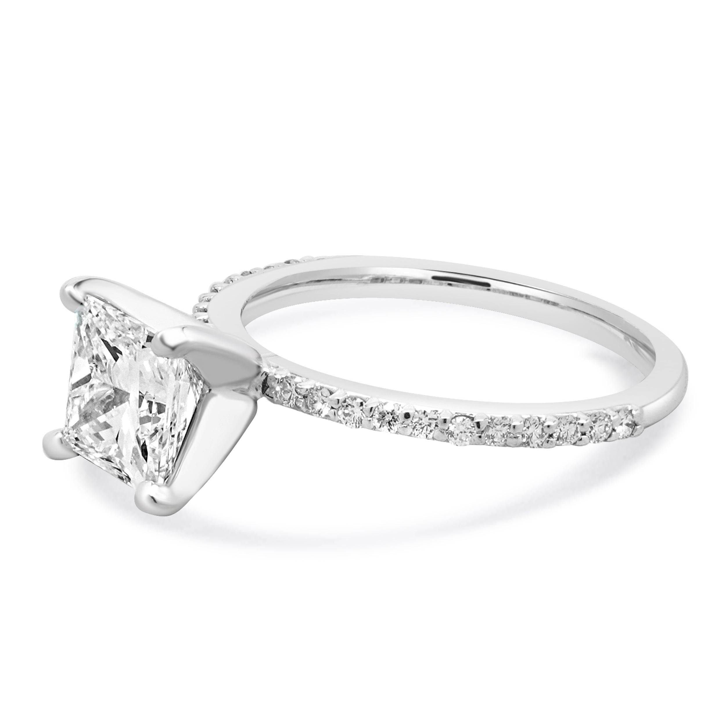 Matériau : Or blanc 14K
Diamants : 1 taille princesse = 1,71ct
Couleur : F
Clarté : VS2
GIA : 2235554341
Diamants : 22 diamants ronds de taille brillant= 0.22cttw
Couleur : G
Clarté : VS1-2
Dimensions : la partie supérieure de l'anneau mesure 7 mm