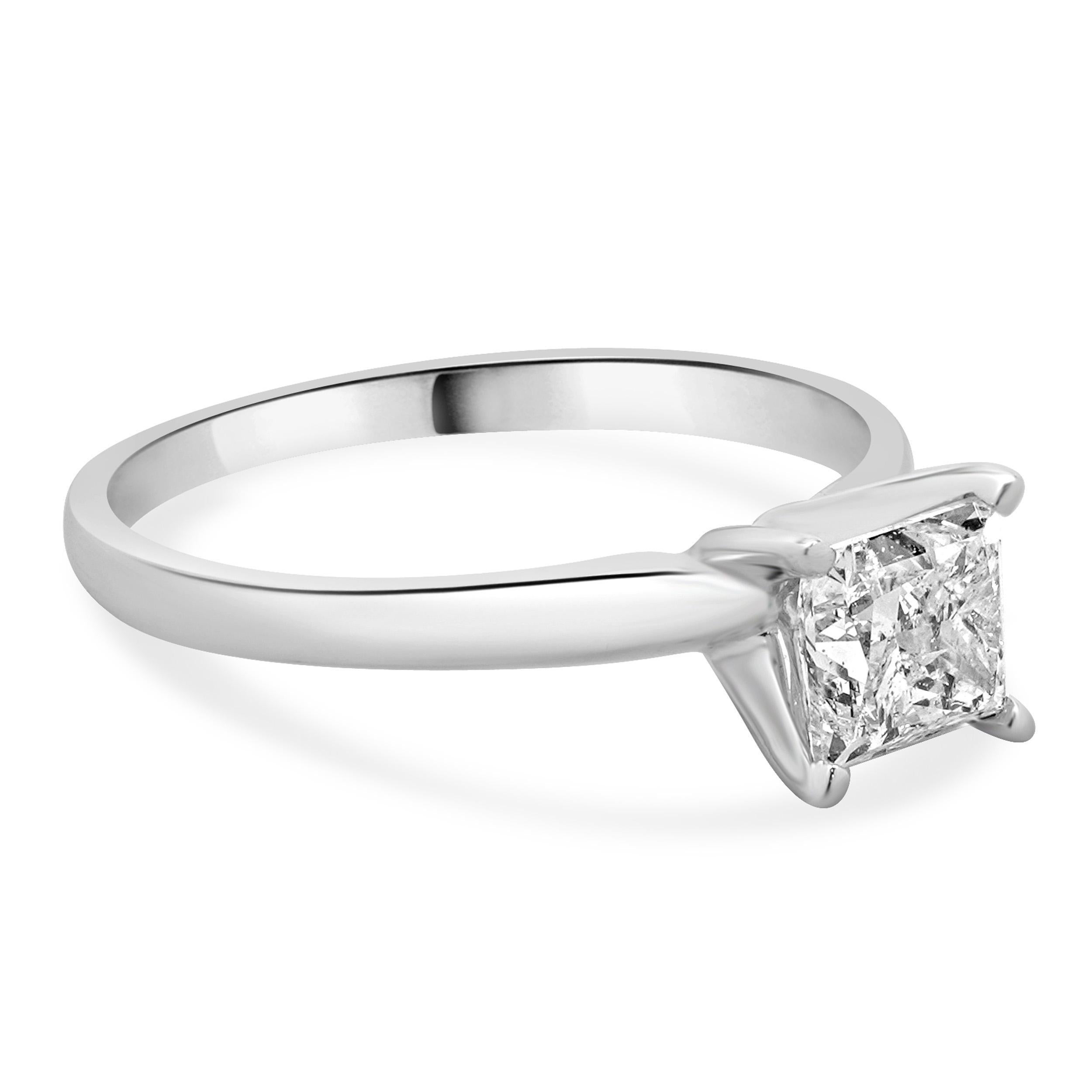 Taglio princess Anello di fidanzamento con diamante taglio principessa in oro bianco 14 carati in vendita