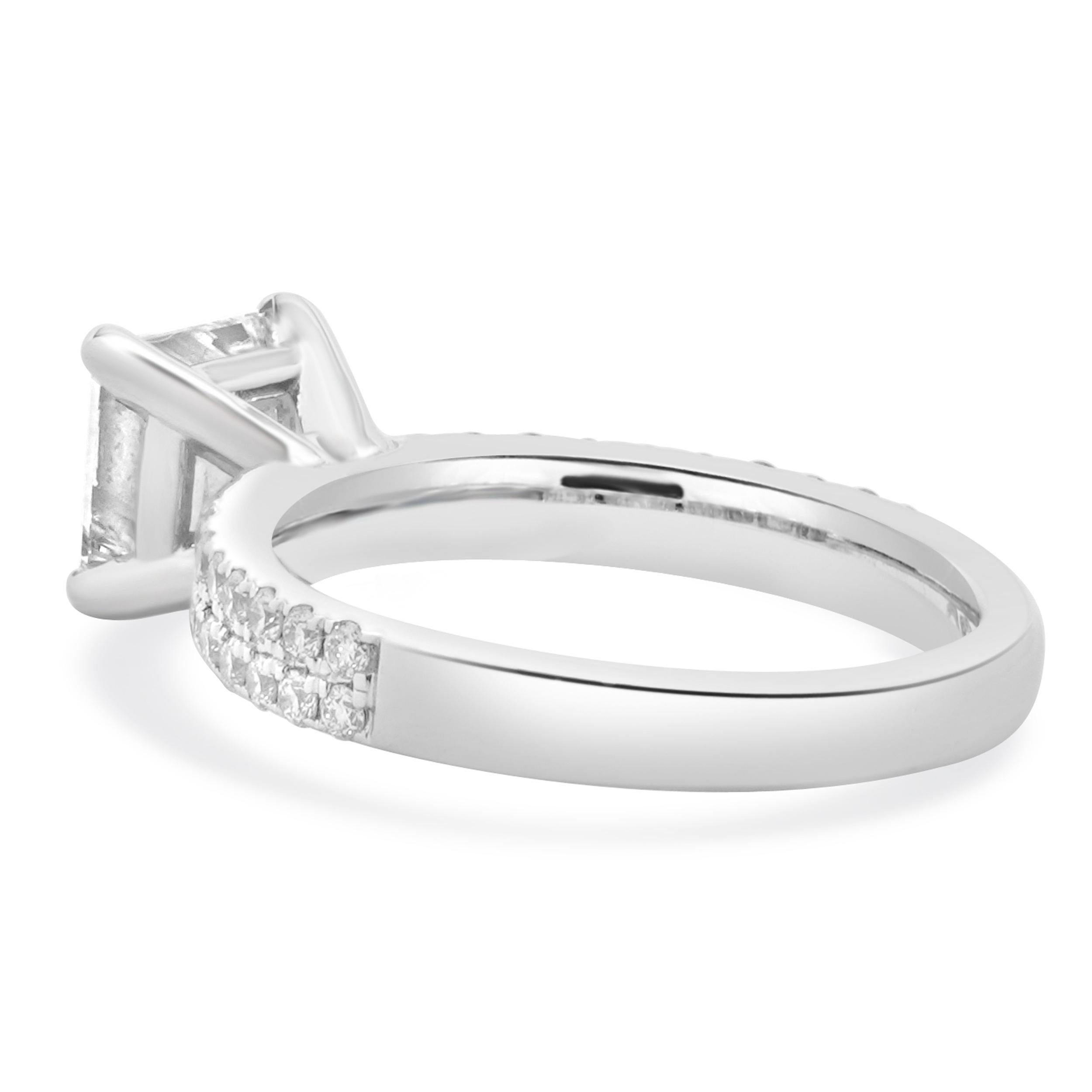 Taglio princess Anello di fidanzamento con diamante taglio principessa in oro bianco 14 carati in vendita