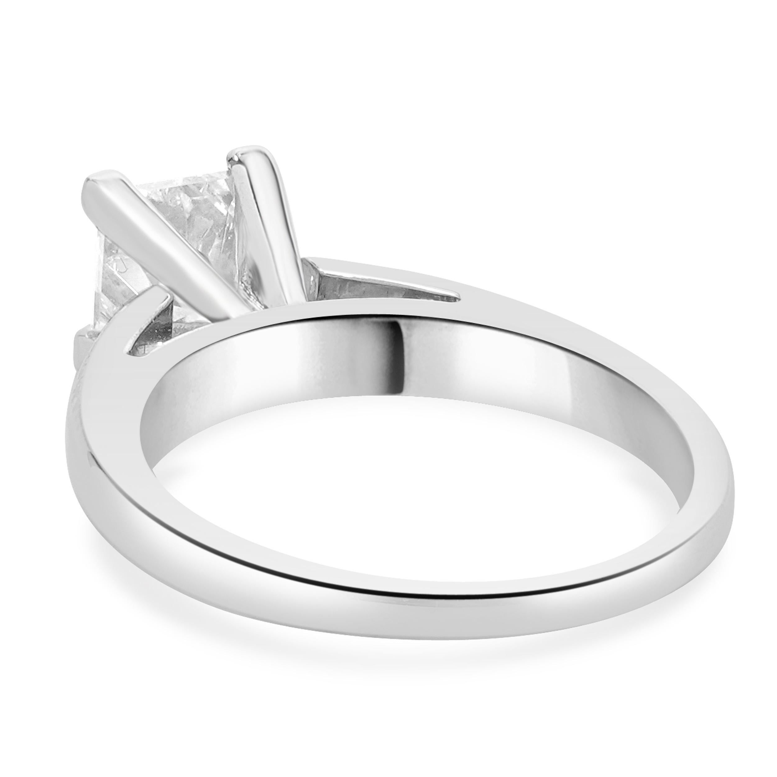 Taglio princess Anello di fidanzamento con diamante taglio principessa in oro bianco 14 carati in vendita