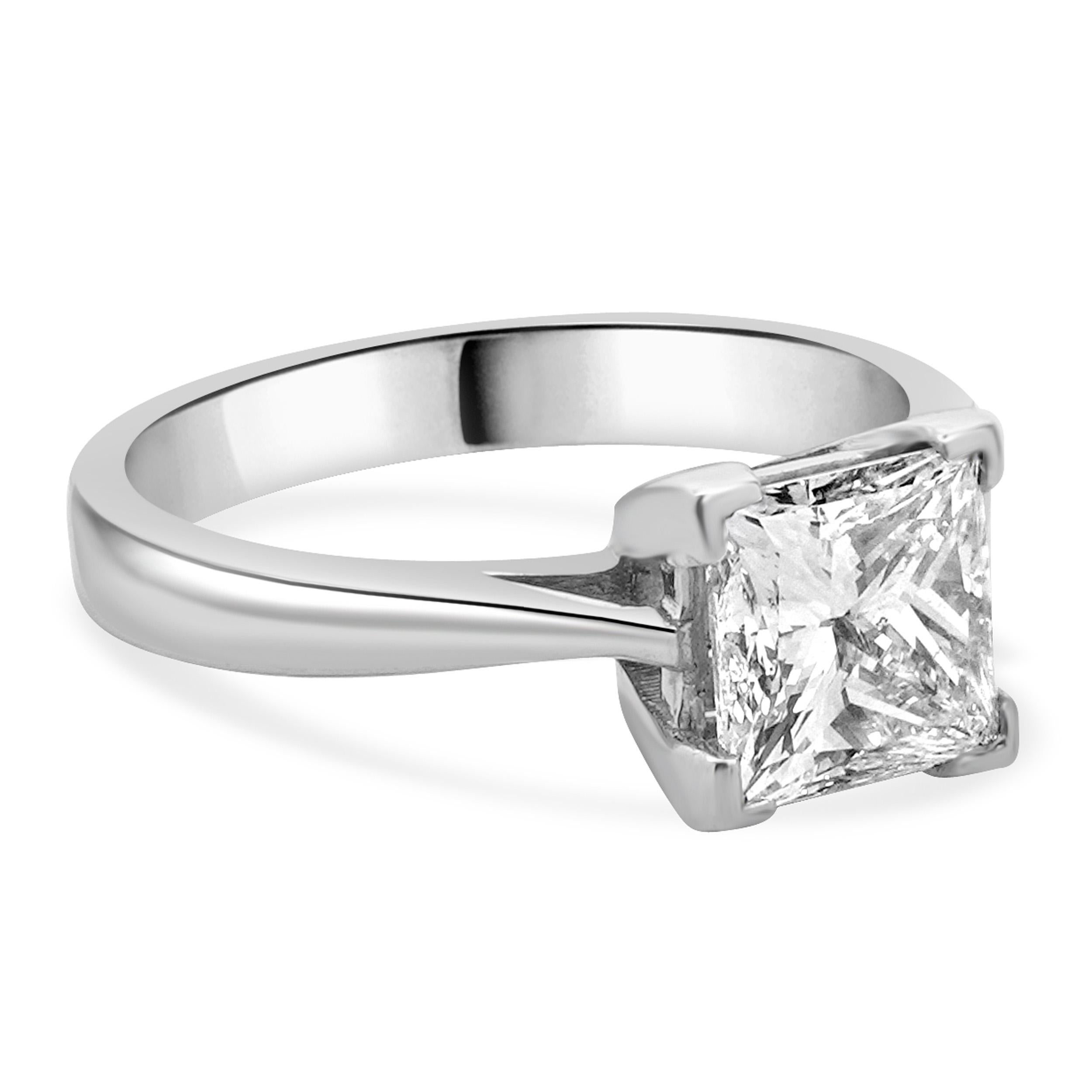 Taille princesse Bague de fiançailles en or blanc 14 carats avec diamant taille princesse en vente