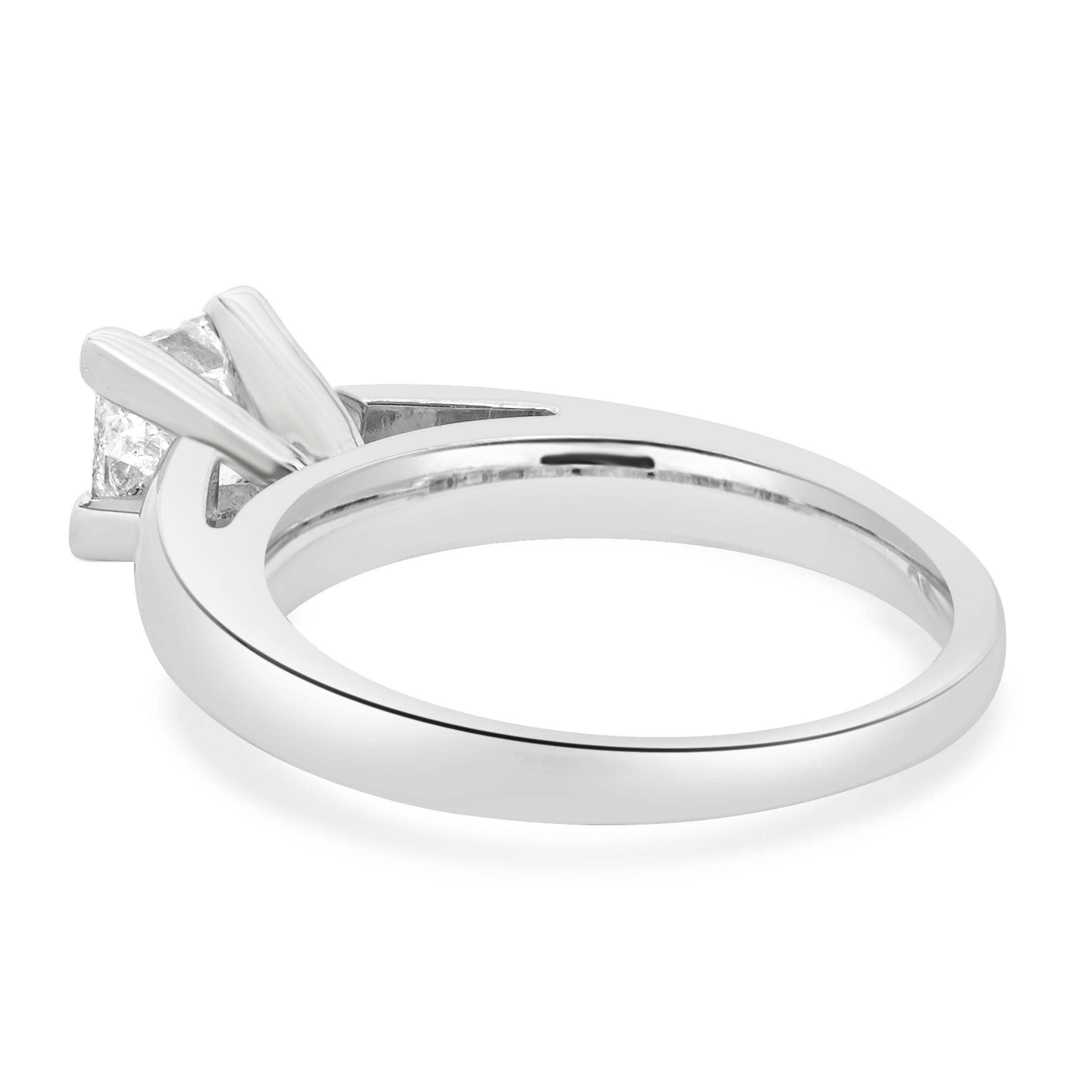 Taglio princess Anello di fidanzamento con diamante taglio principessa in oro bianco 14 carati in vendita