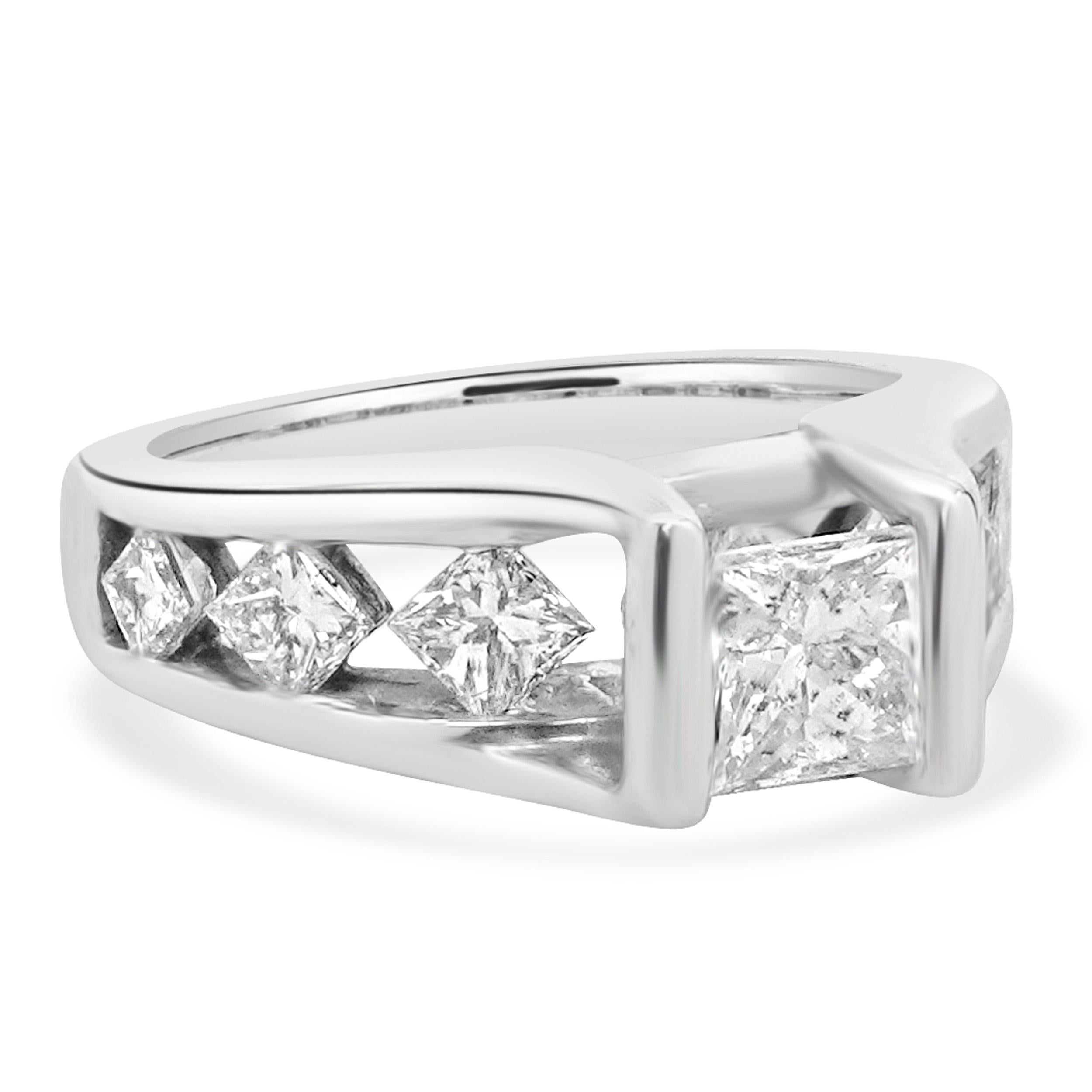 Taglio princess Anello di fidanzamento con diamante taglio principessa in oro bianco 14 carati in vendita