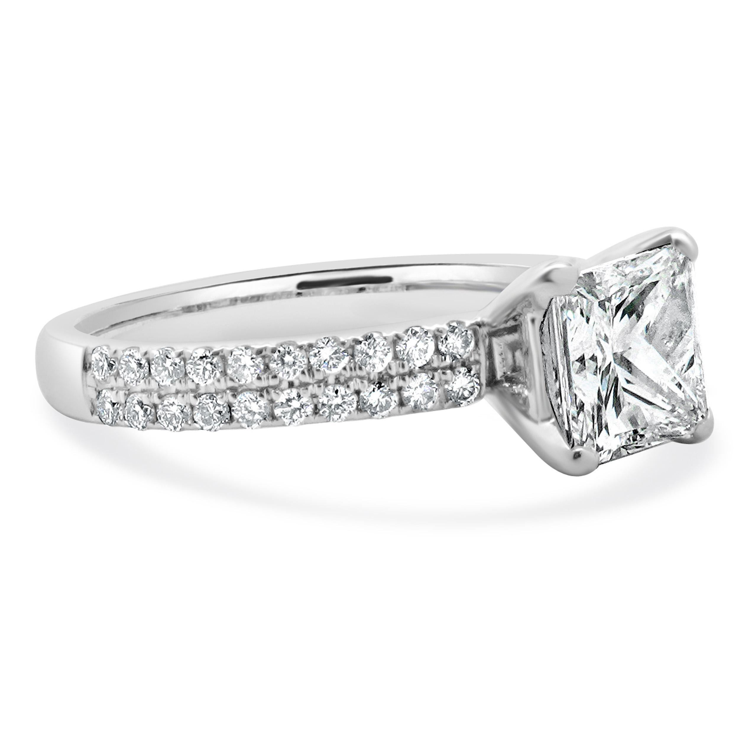 Anello di fidanzamento con diamante taglio principessa in oro bianco 14 carati In condizioni ottime in vendita a Scottsdale, AZ