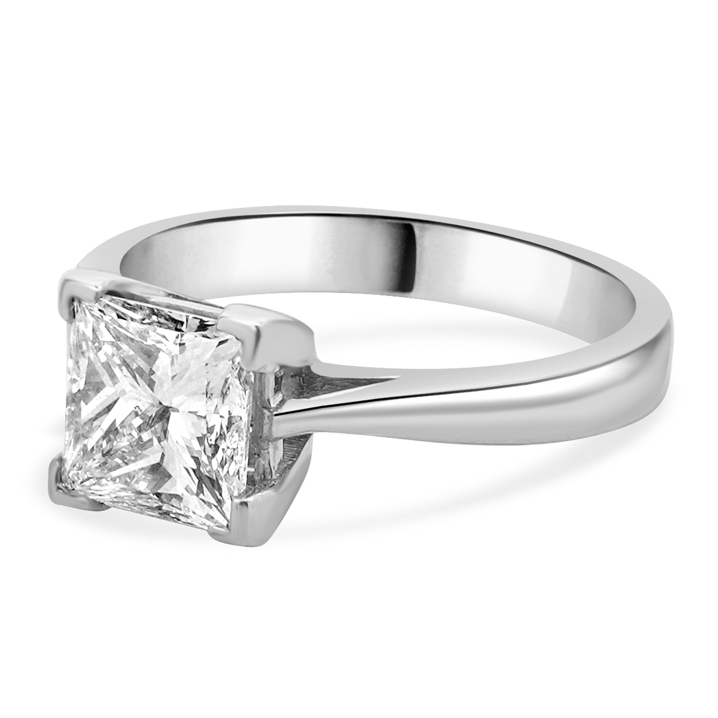 Bague de fiançailles en or blanc 14 carats avec diamant taille princesse Excellent état - En vente à Scottsdale, AZ