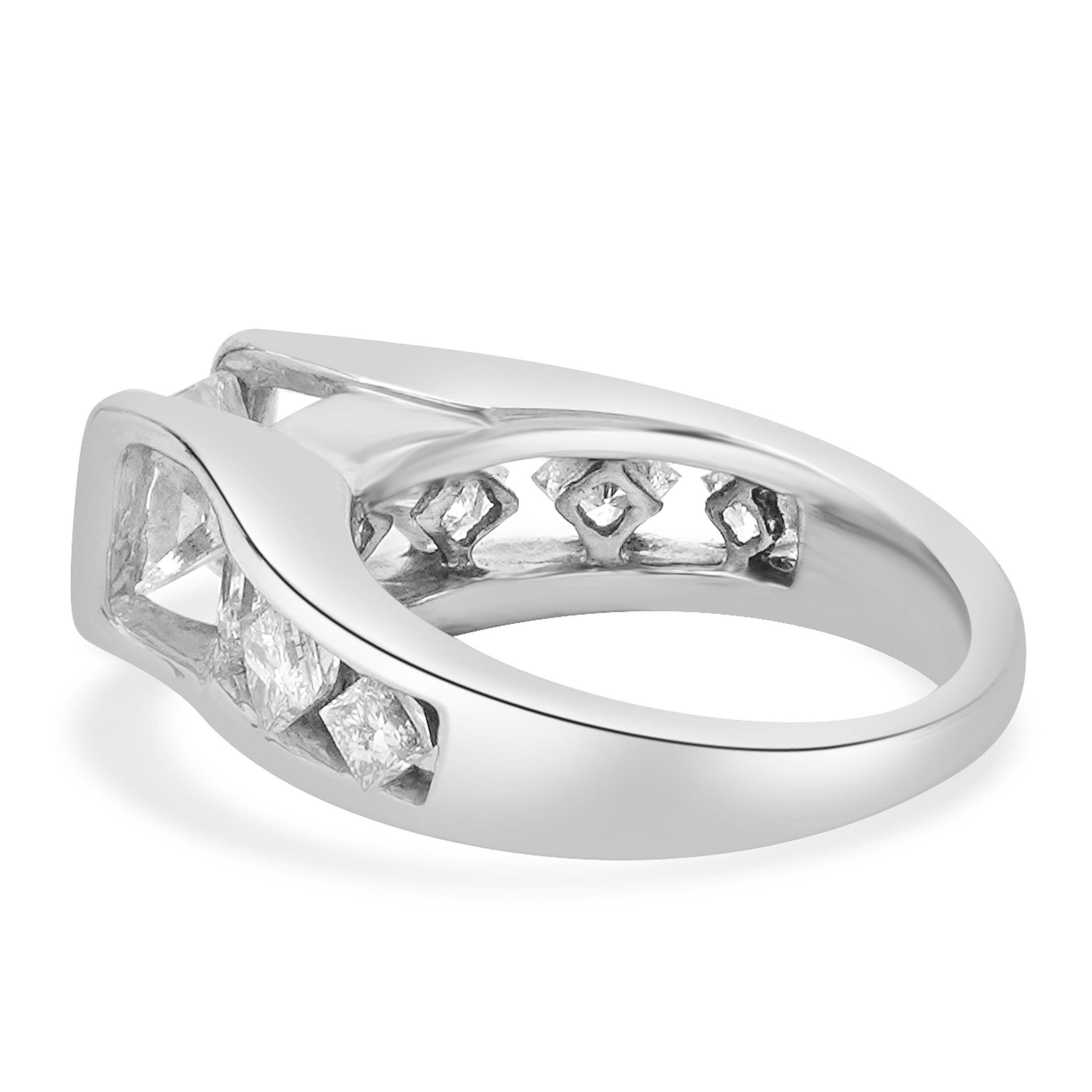 Anello di fidanzamento con diamante taglio principessa in oro bianco 14 carati In condizioni ottime in vendita a Scottsdale, AZ