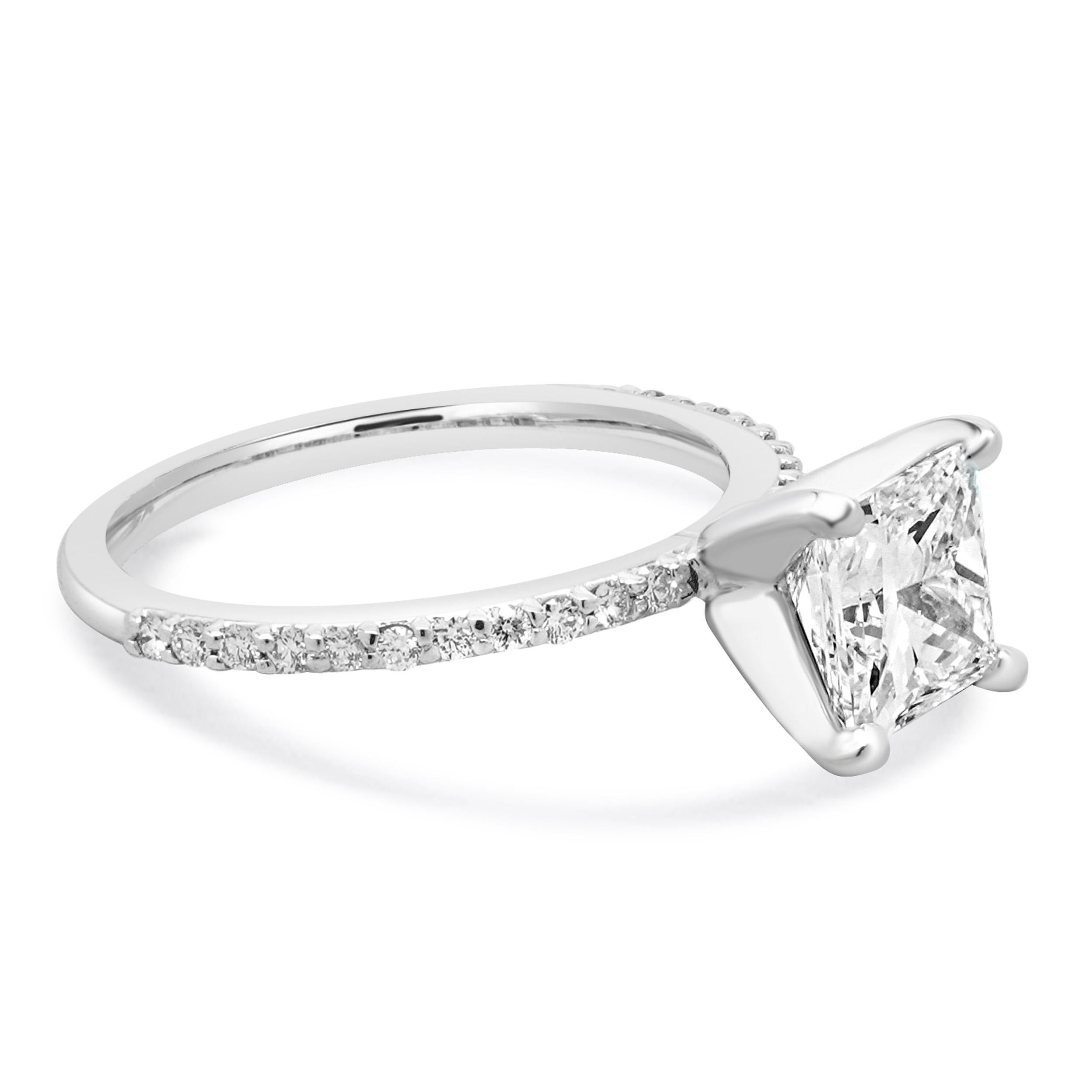 Bague de fiançailles en or blanc 14 carats avec diamant taille princesse Excellent état - En vente à Scottsdale, AZ