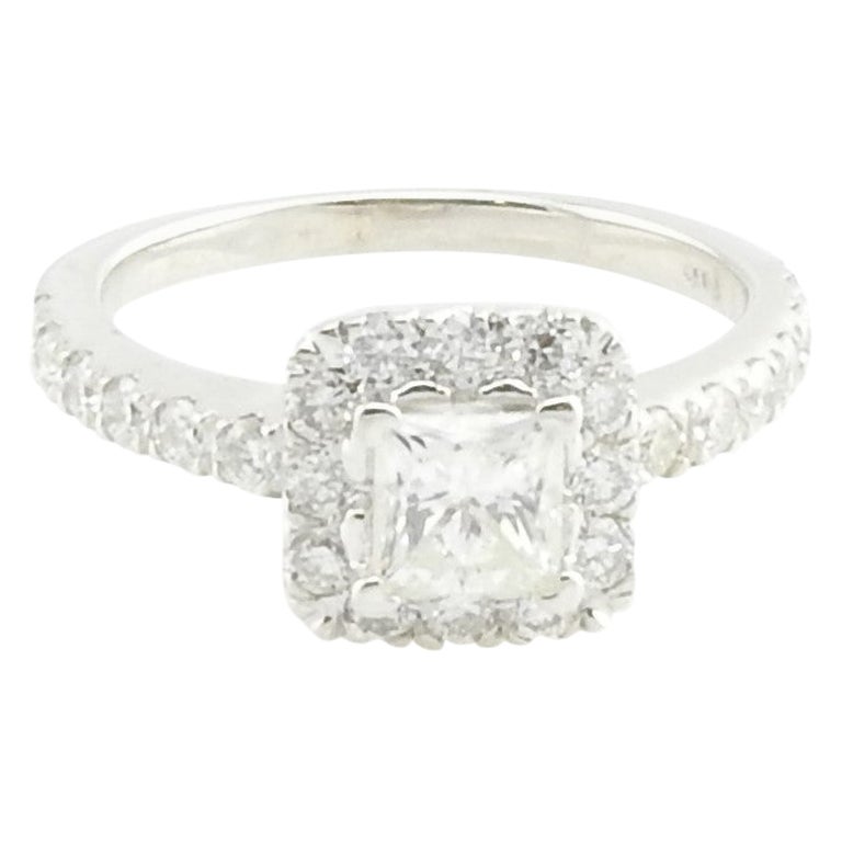 Anillo de compromiso de diamantes talla princesa en oro blanco de 14 quilates