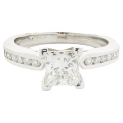 Bague de fiançailles en or blanc 14 carats avec diamant taille princesse