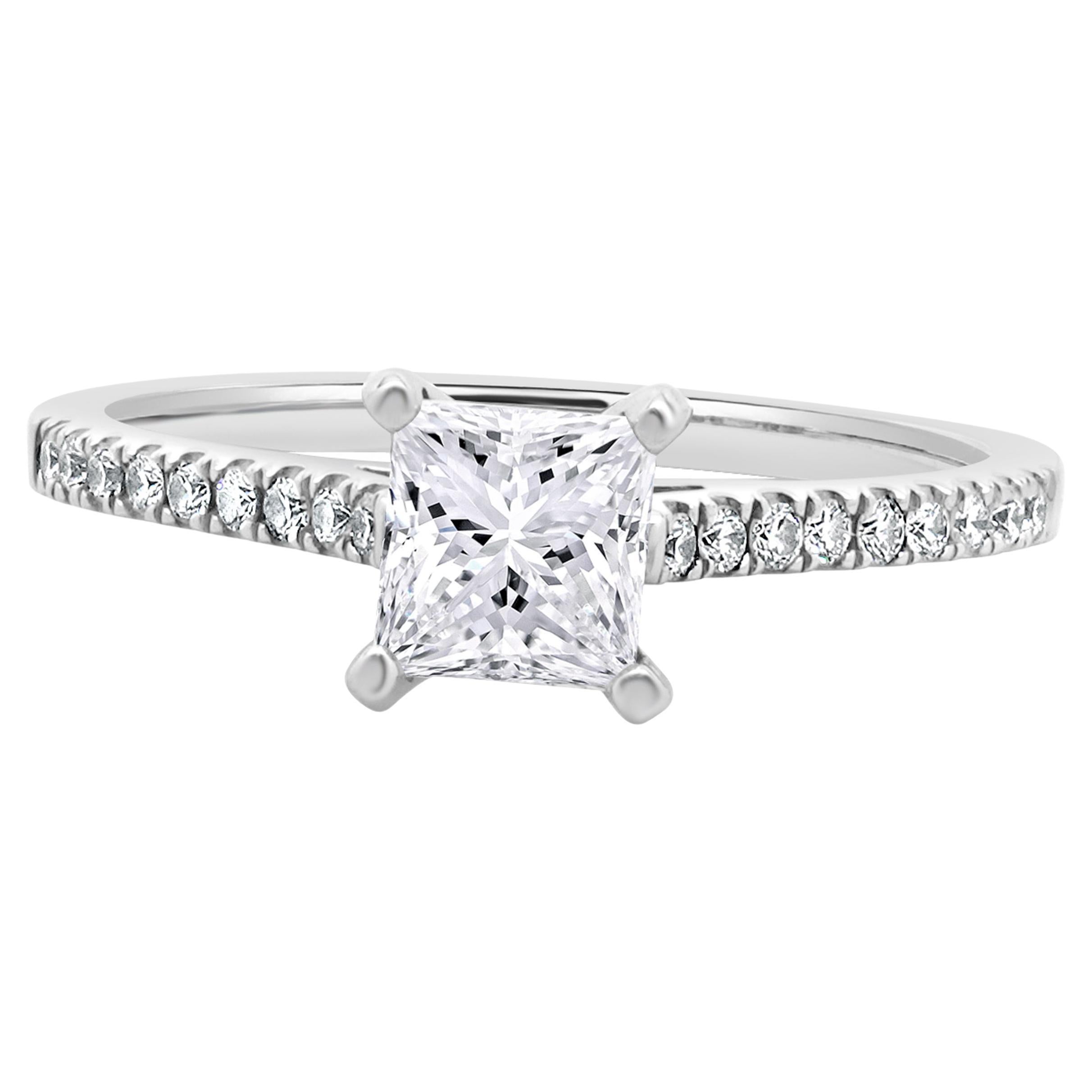 Anello di fidanzamento con diamante taglio principessa in oro bianco 14 carati