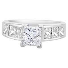 Anillo de compromiso de diamantes talla princesa en oro blanco de 14 quilates