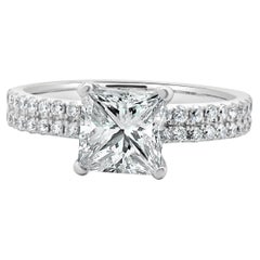Anillo de compromiso de diamantes talla princesa en oro blanco de 14 quilates