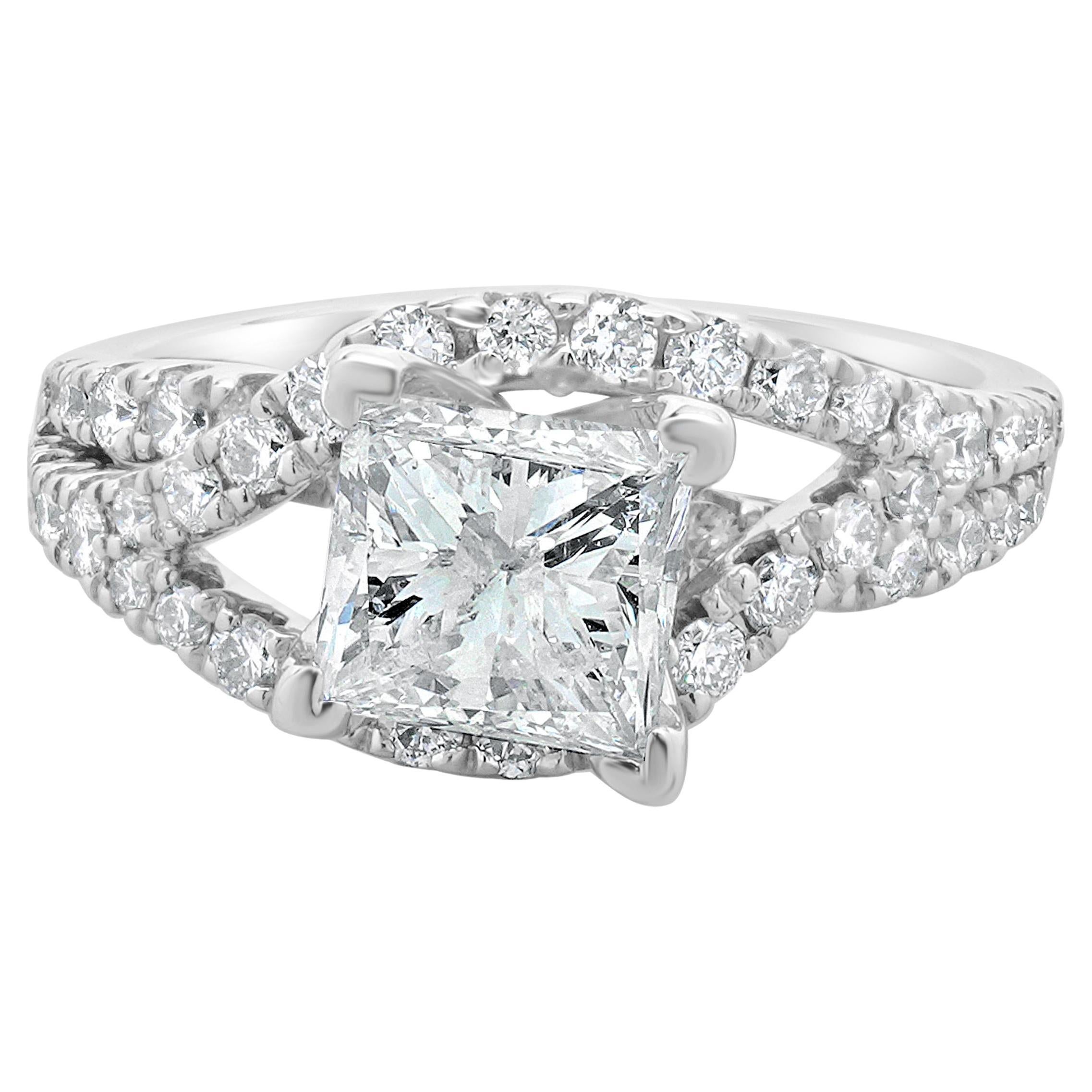 Anillo de compromiso de diamantes talla princesa en oro blanco de 14 quilates